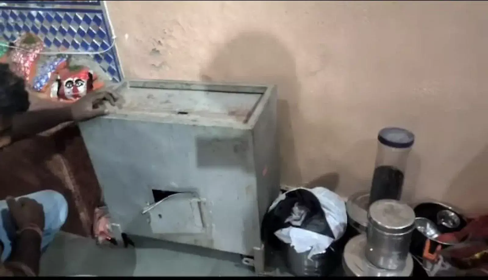 बाबरिया खेड़ा के खोड़ाजी बावजी मंदिर का वह स्थान जहां दान पात्र तोड़कर चोरी की गई है। बाबरिया खेड़ा के खोड़ाजी बावजी मंदिर का वह स्थान जहां दान पात्र तोड़कर चोरी की गई है।