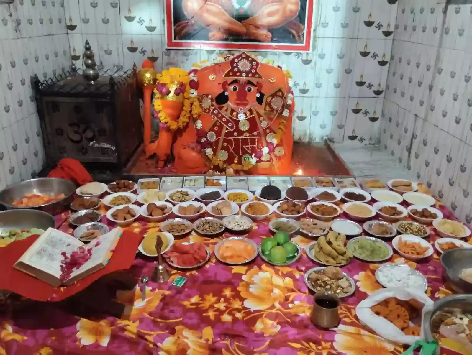 काकंरवा के बालाजी मंदिर में हनुमान जन्मोत्सव के दौरान पूजा अर्चना करते श्रद्धालु और भक्तगण। काकंरवा के बालाजी मंदिर में हनुमान जन्मोत्सव के दौरान पूजा अर्चना करते श्रद्धालु और भक्तगण।