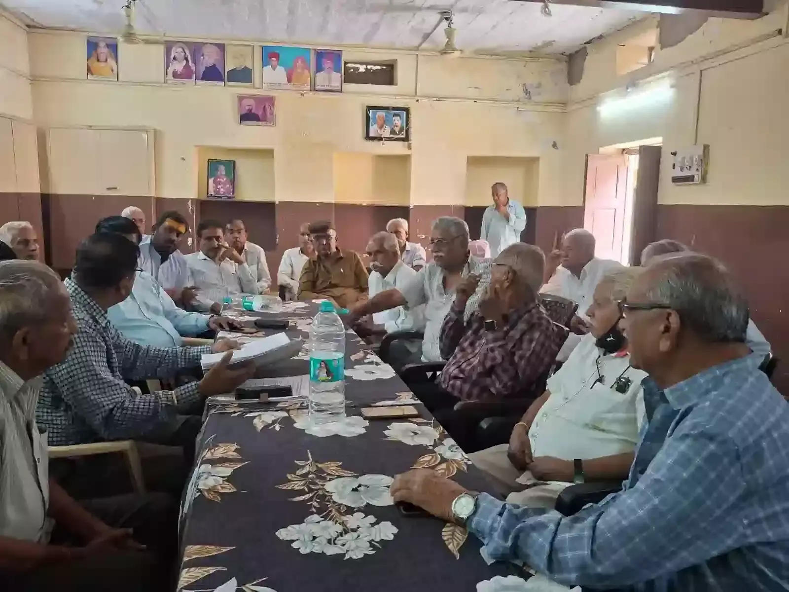 जैसलमेर के समाज सेवा सदन में बैठक करते हजूरी समाज संरक्षक मंडल के पदाधिकारी। जैसलमेर के समाज सेवा सदन में बैठक करते हजूरी समाज संरक्षक मंडल के पदाधिकारी।