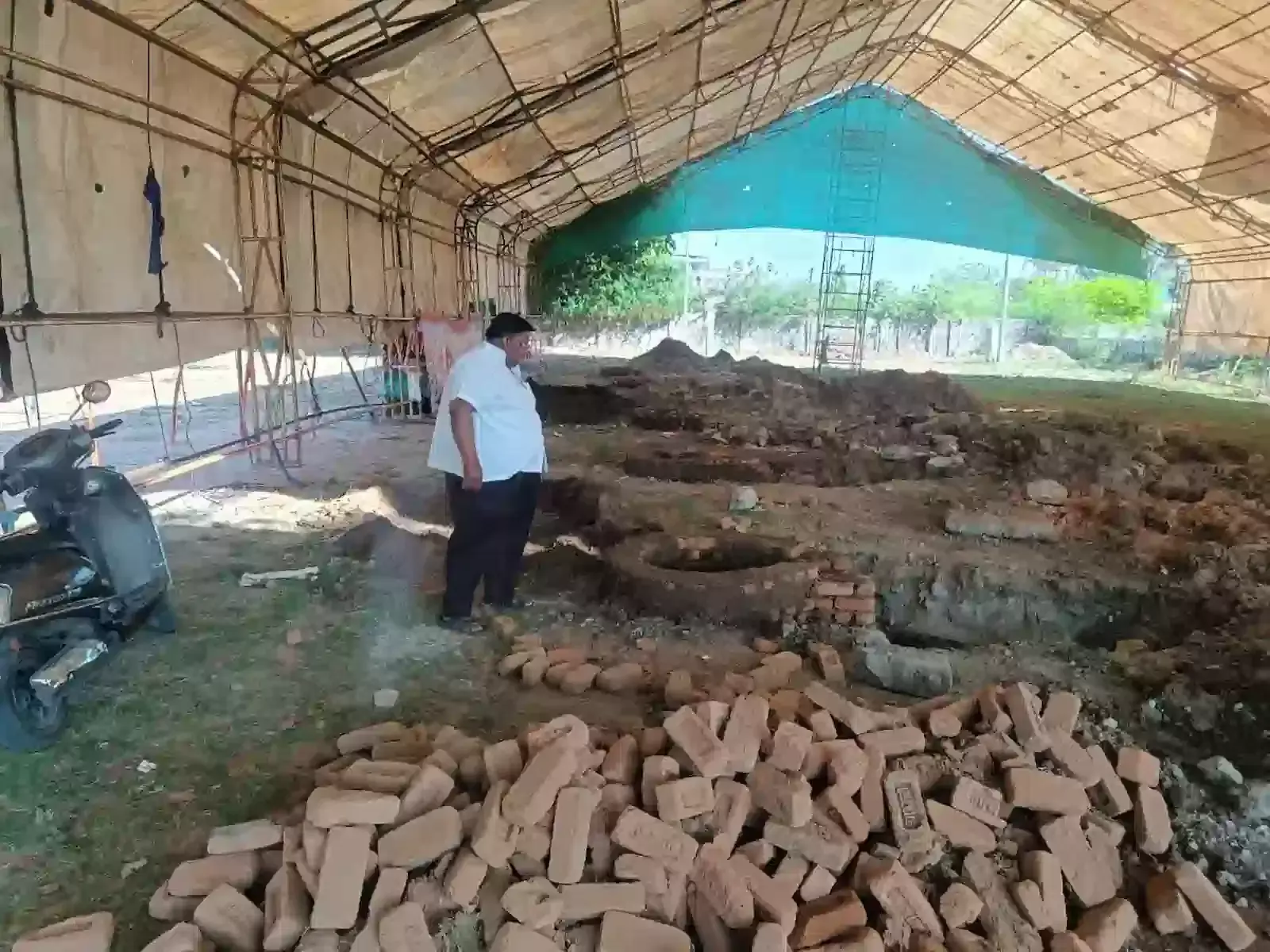 भीलवाड़ा के मेडिसिटी ग्राउंड में शिव महापुराण कथा के लिए विशाल पांडाल और भोजनशाला का निर्माण कार्य करते श्रमिक।