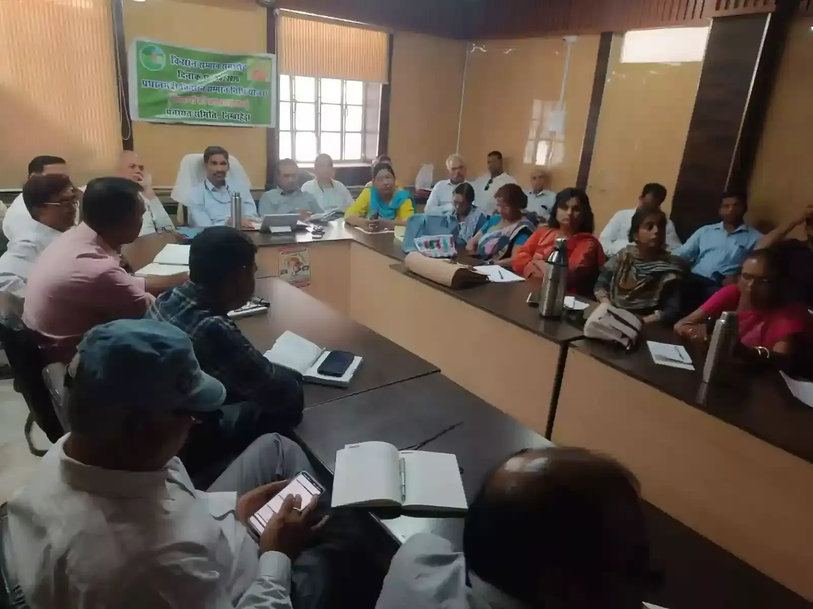 निम्बाहेड़ा में शिक्षा विभाग की बैठक के दौरान उपस्थित पीईईओ और संस्था प्रधानों का समूह। निम्बाहेड़ा में शिक्षा विभाग की बैठक के दौरान उपस्थित पीईईओ और संस्था प्रधानों का समूह।
