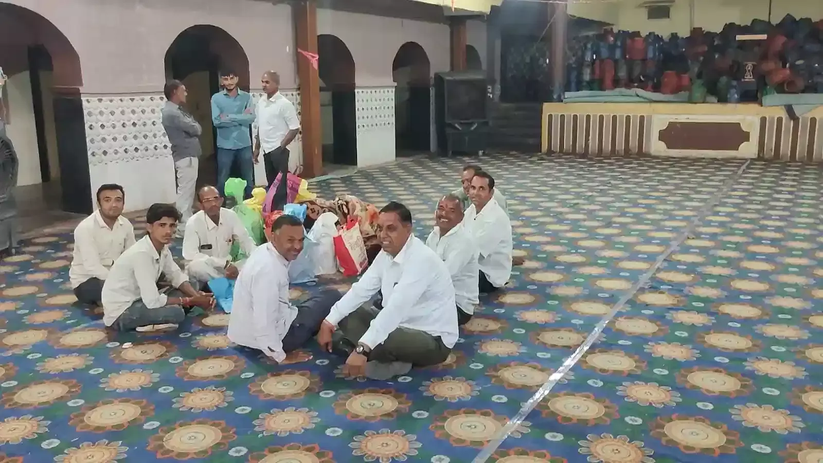 छोटीसादड़ी की हिंदू धर्मशाला में अफीम तौल केंद्र पर अपनी बारी का इंतजार करते किसान और सुरक्षा व्यवस्था। छोटीसादड़ी की हिंदू धर्मशाला में अफीम तौल केंद्र पर अपनी बारी का इंतजार करते किसान और सुरक्षा व्यवस्था।