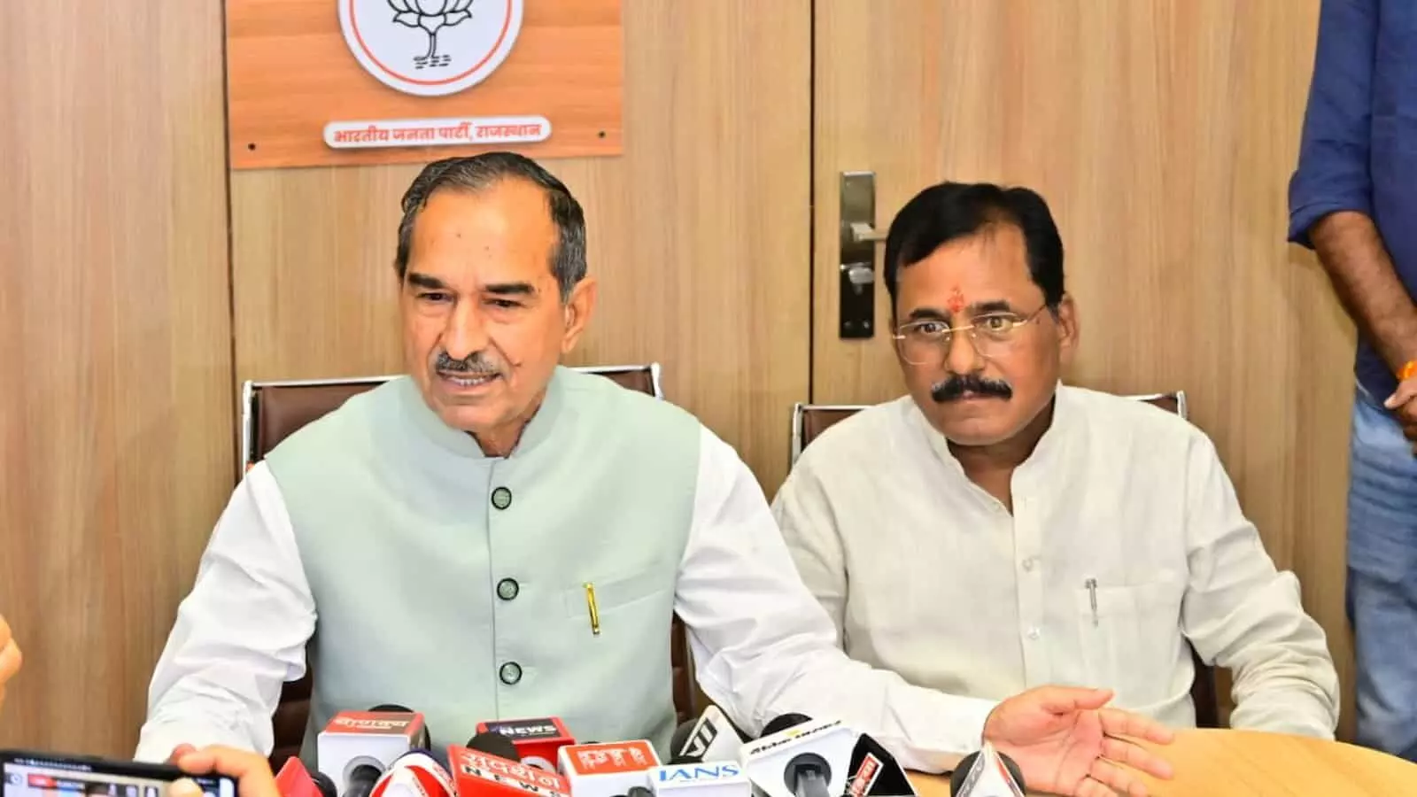 मदन राठौड़ का कांग्रेस पर प्रहार, गहलोत-डोटासरा की राजनीति को बताया जलेबी रेस मदन राठौड़ का कांग्रेस पर प्रहार, गहलोत-डोटासरा की राजनीति को बताया जलेबी रेस