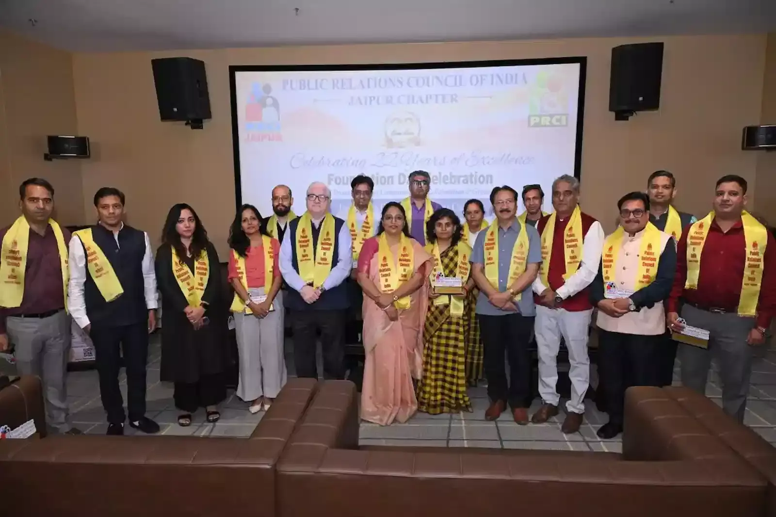 जयपुर के कॉन्स्टीट्यूशन क्लब में पीआरसीआई जयपुर चैप्टर के शुभारंभ समारोह के दौरान दीप प्रज्वलन करते अतिथि और नवनिर्वाचित पदाधिकारी। जयपुर के कॉन्स्टीट्यूशन क्लब में पीआरसीआई जयपुर चैप्टर के शुभारंभ समारोह के दौरान दीप प्रज्वलन करते अतिथि और नवनिर्वाचित पदाधिकारी।