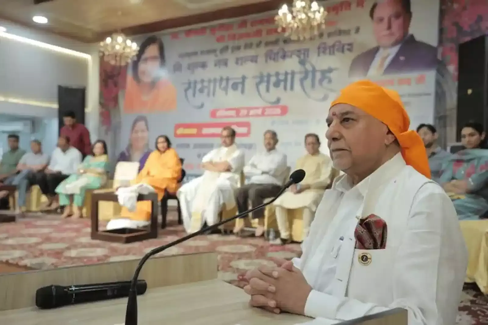 वृंदावन वात्सल्यग्राम में नेत्र शिविर समापन समारोह के दौरान मंच पर आसीन साध्वी ऋतंभरा और अतिथि डॉ. सुभाष चन्द्रा। वृंदावन वात्सल्यग्राम में नेत्र शिविर समापन समारोह के दौरान मंच पर आसीन साध्वी ऋतंभरा और अतिथि डॉ. सुभाष चन्द्रा।