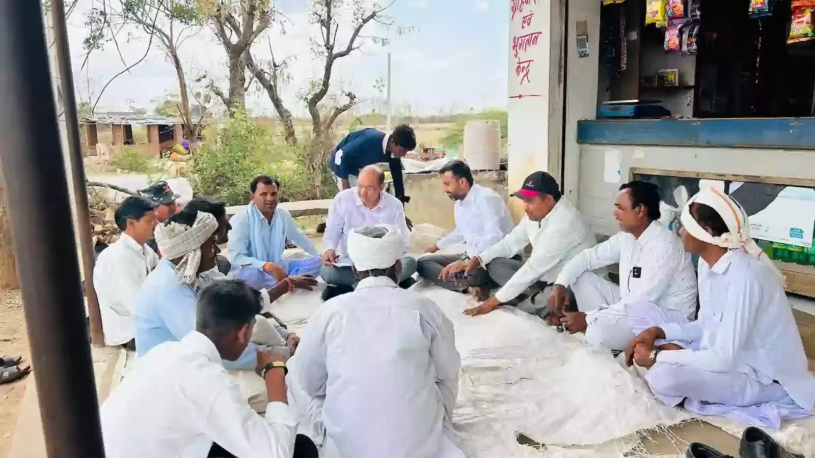 लसाडिया की ग्राम पंचायत में बैठक करते कांग्रेस पदाधिकारी और कार्यकर्ता संगठन सृजन अभियान के दौरान लसाडिया की ग्राम पंचायत में बैठक करते कांग्रेस पदाधिकारी और कार्यकर्ता संगठन सृजन अभियान के दौरान