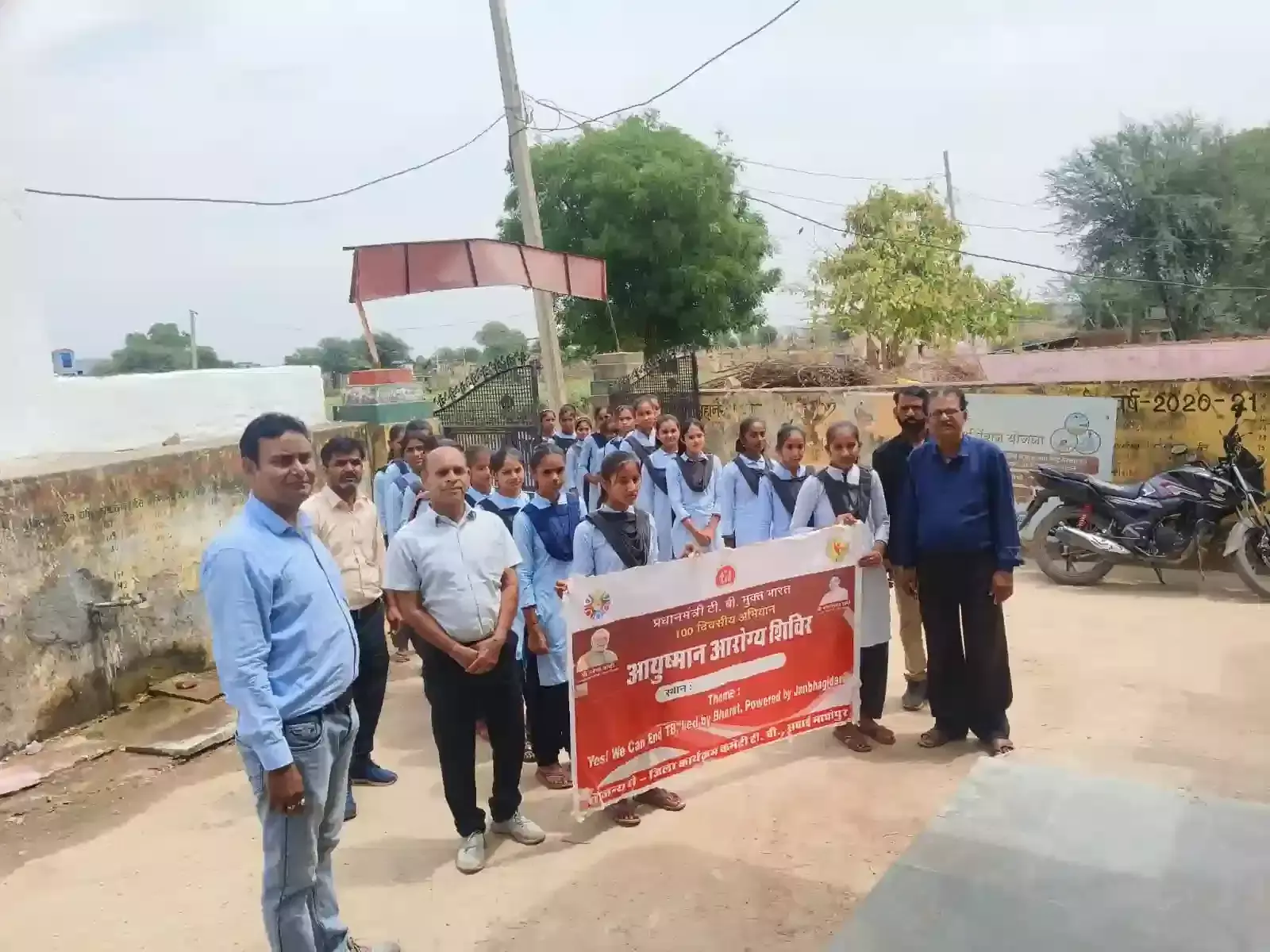 बुचोलाई ग्राम पंचायत के आयुष्मान आरोग्य शिविर में स्वास्थ्य कर्मियों द्वारा ग्रामीणों की निशुल्क टीबी और एक्स-रे जांच करते हुए। बुचोलाई ग्राम पंचायत के आयुष्मान आरोग्य शिविर में स्वास्थ्य कर्मियों द्वारा ग्रामीणों की निशुल्क टीबी और एक्स-रे जांच करते हुए।