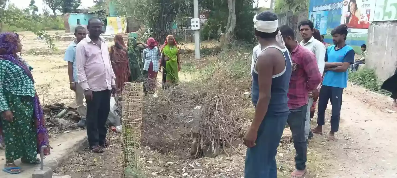 मालाखेड़ा बस स्टैंड पर खराब हैंडपंप के पास खड़े ग्रामीण और मरम्मत कार्य में बाधा डालने का विरोध करते लोग।