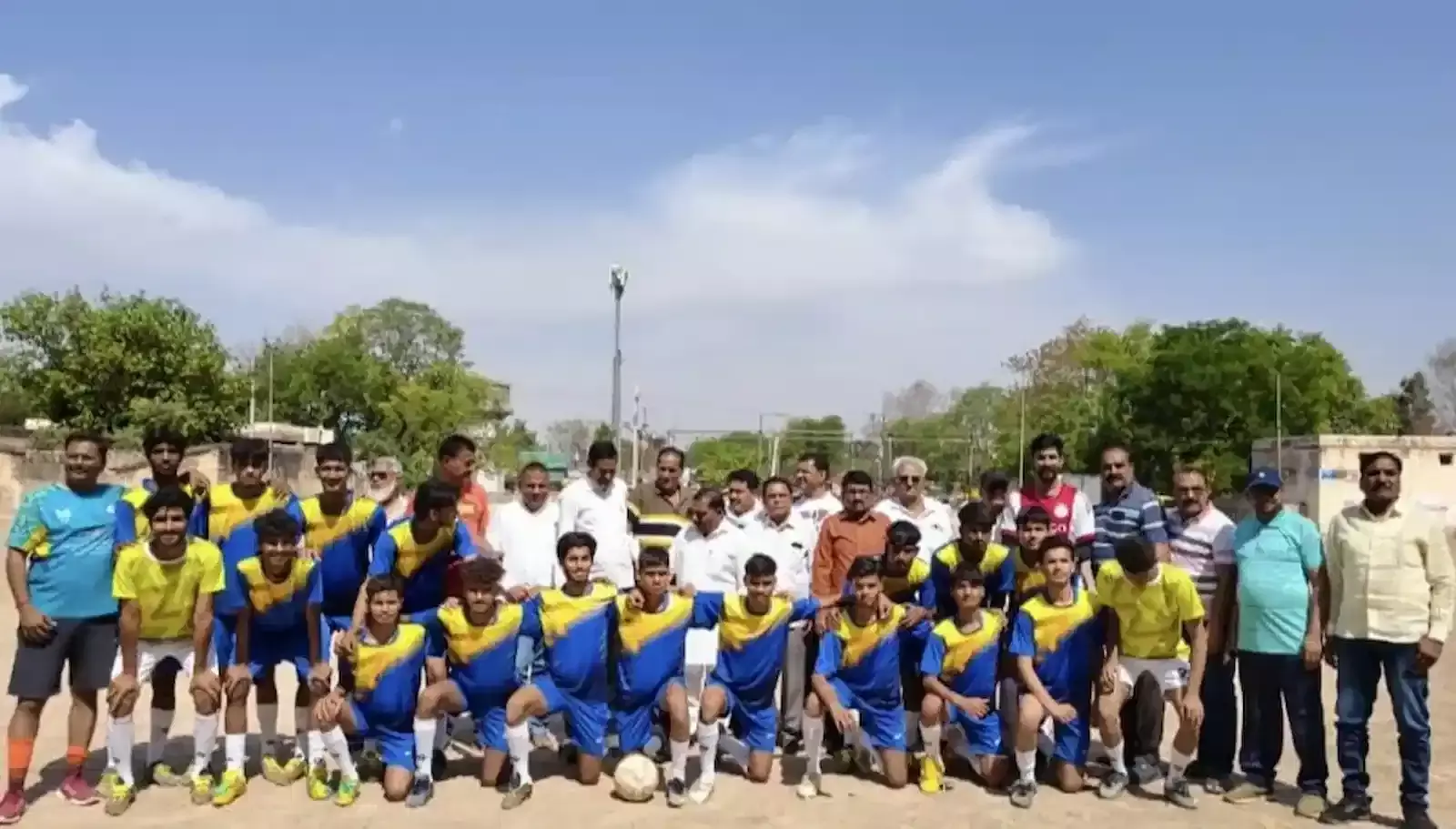 बारां के श्रीराम स्टेडियम में अंडर-20 फुटबॉल टीम घोषणा समारोह के दौरान उपस्थित खिलाड़ी और अतिथि।
