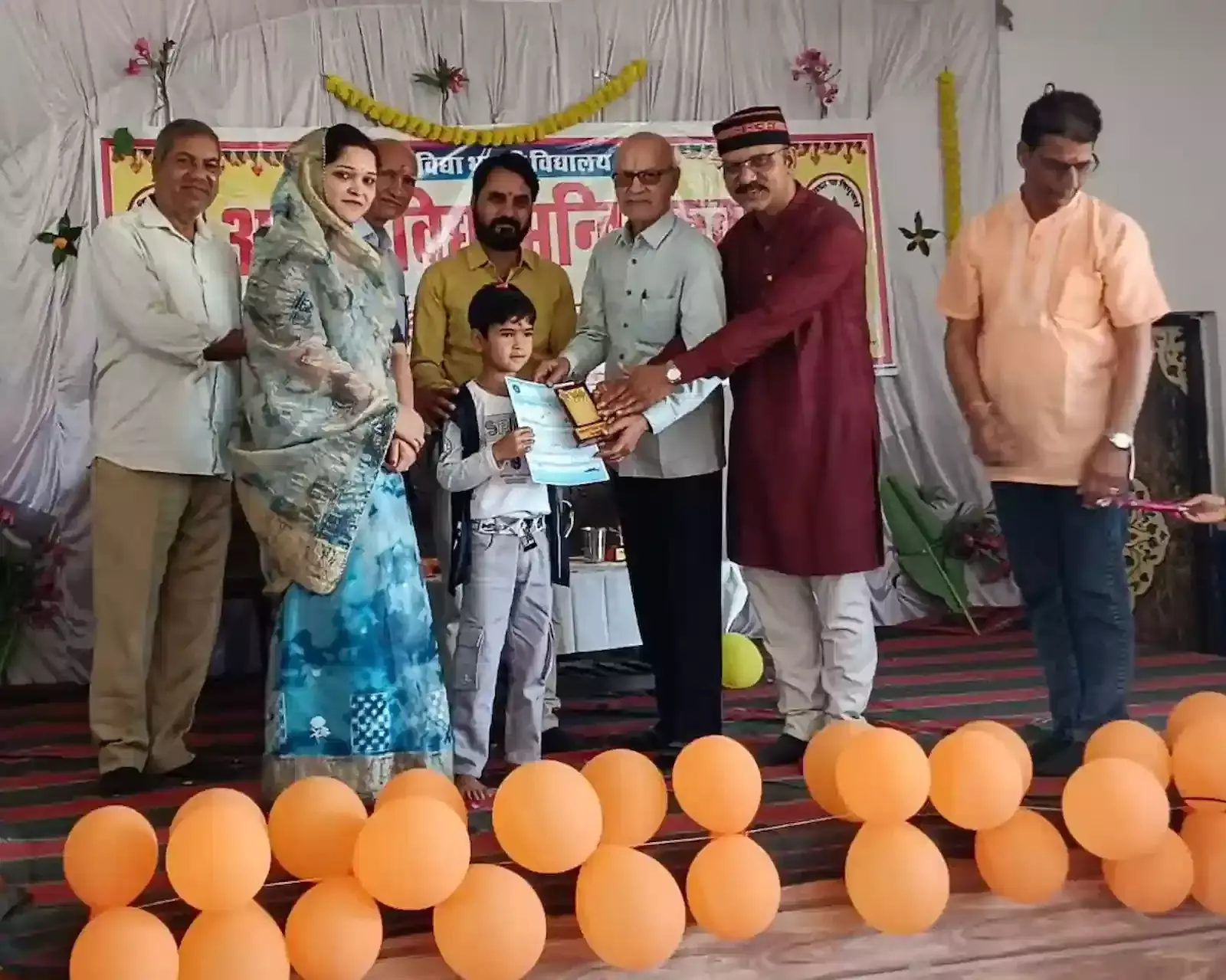 बारां के कवाई में आदर्श विद्या मंदिर के मेधावी छात्र वार्षिक परीक्षा परिणाम वितरण समारोह में पुरस्कार प्राप्त करते हुए।