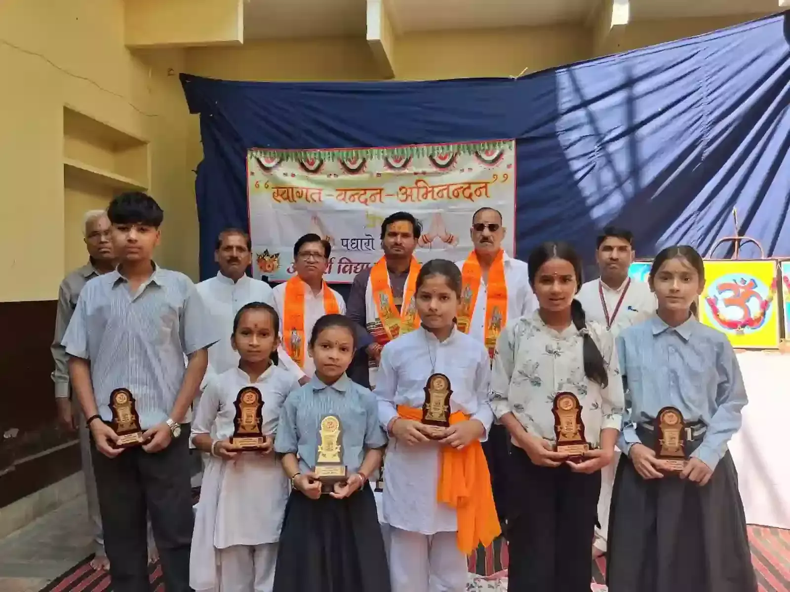 अटरू के आदर्श विद्या मन्दिर में आयोजित वार्षिकोत्सव के दौरान मंच पर बैठे अतिथि और उपस्थित दर्शक समूह।