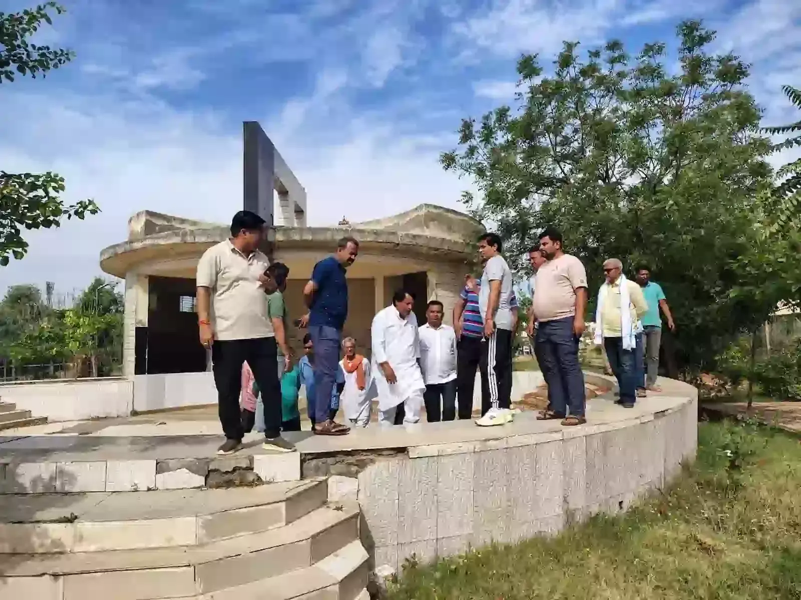 गंगापुर सिटी में कुशाल लेक के पास विकास कार्यों का निरीक्षण करते पूर्व विधायक मानसिंह गुर्जर और प्रशासनिक अधिकारी। गंगापुर सिटी में कुशाल लेक के पास विकास कार्यों का निरीक्षण करते पूर्व विधायक मानसिंह गुर्जर और प्रशासनिक अधिकारी।