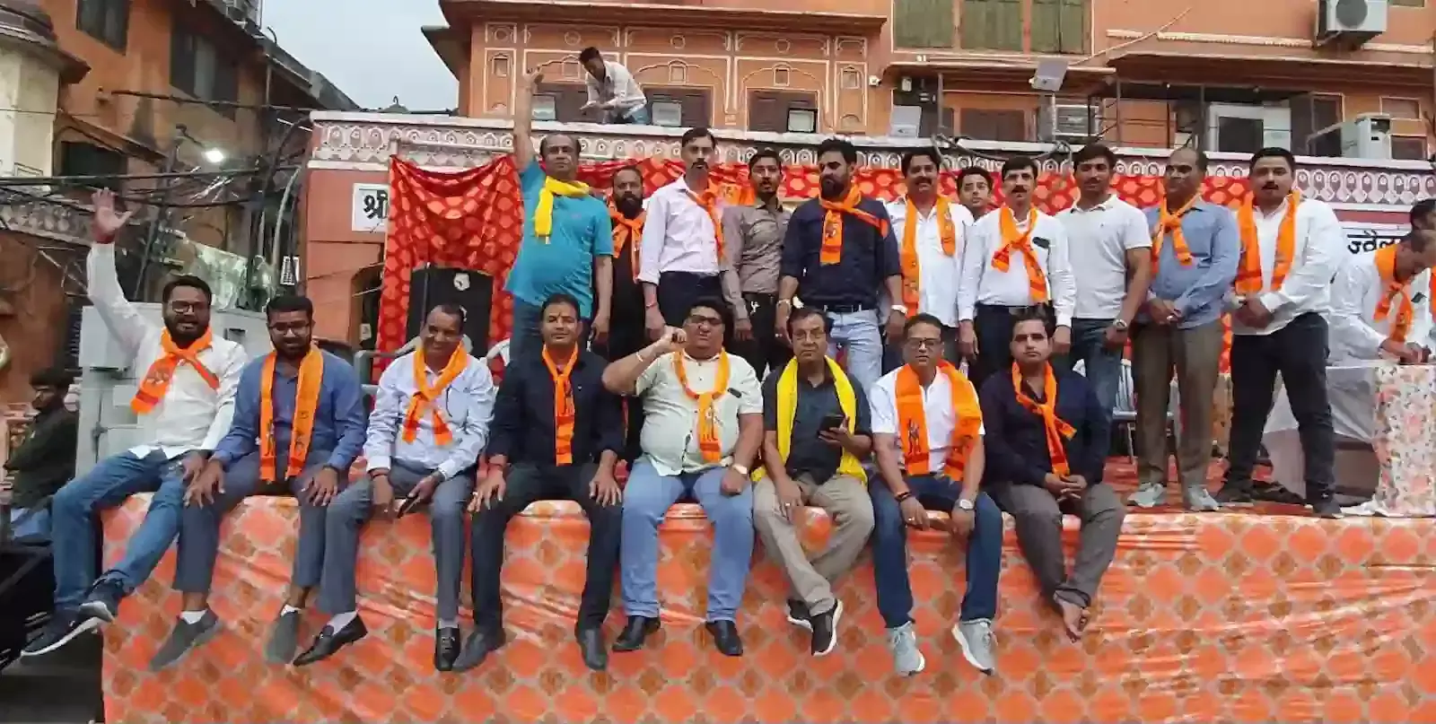 जौहरी बाजार जयपुर में श्री हनुमंत जन्मोत्सव शोभा यात्रा के दौरान सजी हुई हनुमान जी की झांकी और पुष्प वर्षा का दृश्य। जौहरी बाजार जयपुर में श्री हनुमंत जन्मोत्सव शोभा यात्रा के दौरान सजी हुई हनुमान जी की झांकी और पुष्प वर्षा का दृश्य।