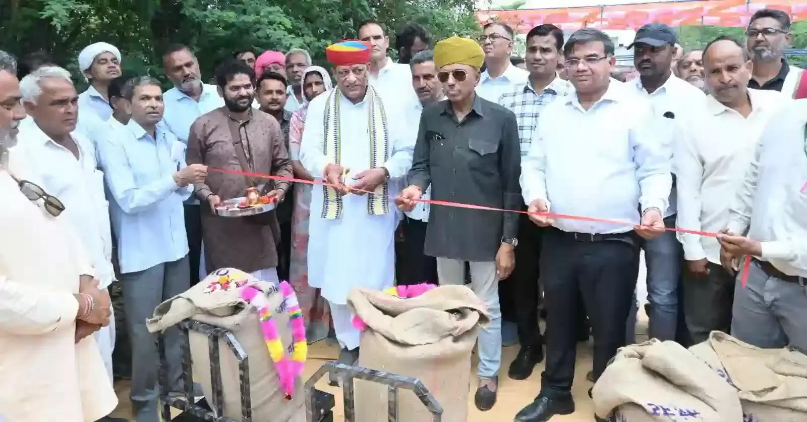 सुमेरपुर के सांडेराव में कैबिनेट मंत्री जोराराम कुमावत पूजा-अर्चना कर गेहूं खरीद केंद्र का उद्घाटन कर रहे हैं। सुमेरपुर के सांडेराव में कैबिनेट मंत्री जोराराम कुमावत पूजा-अर्चना कर गेहूं खरीद केंद्र का उद्घाटन कर रहे हैं।