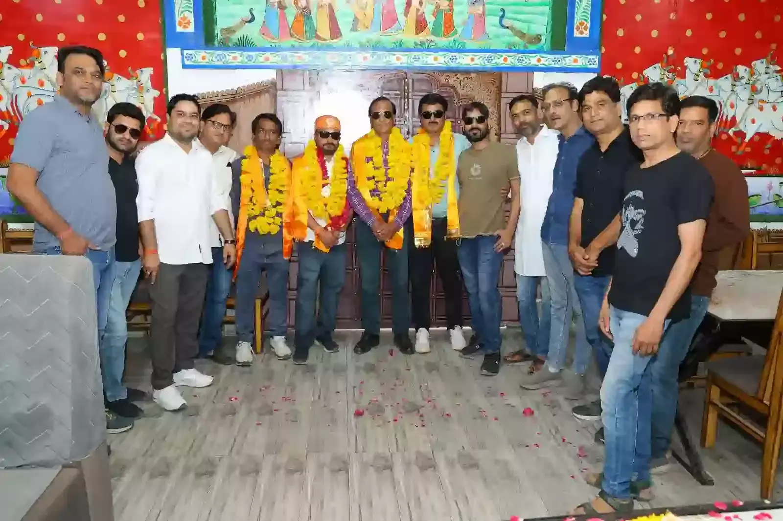भारतीय पत्रकार संघ चित्तौड़गढ़ जिला इकाई की नई कार्यकारिणी घोषणा के दौरान मौजूद पदाधिकारी और सदस्य। भारतीय पत्रकार संघ चित्तौड़गढ़ जिला इकाई की नई कार्यकारिणी घोषणा के दौरान मौजूद पदाधिकारी और सदस्य।
