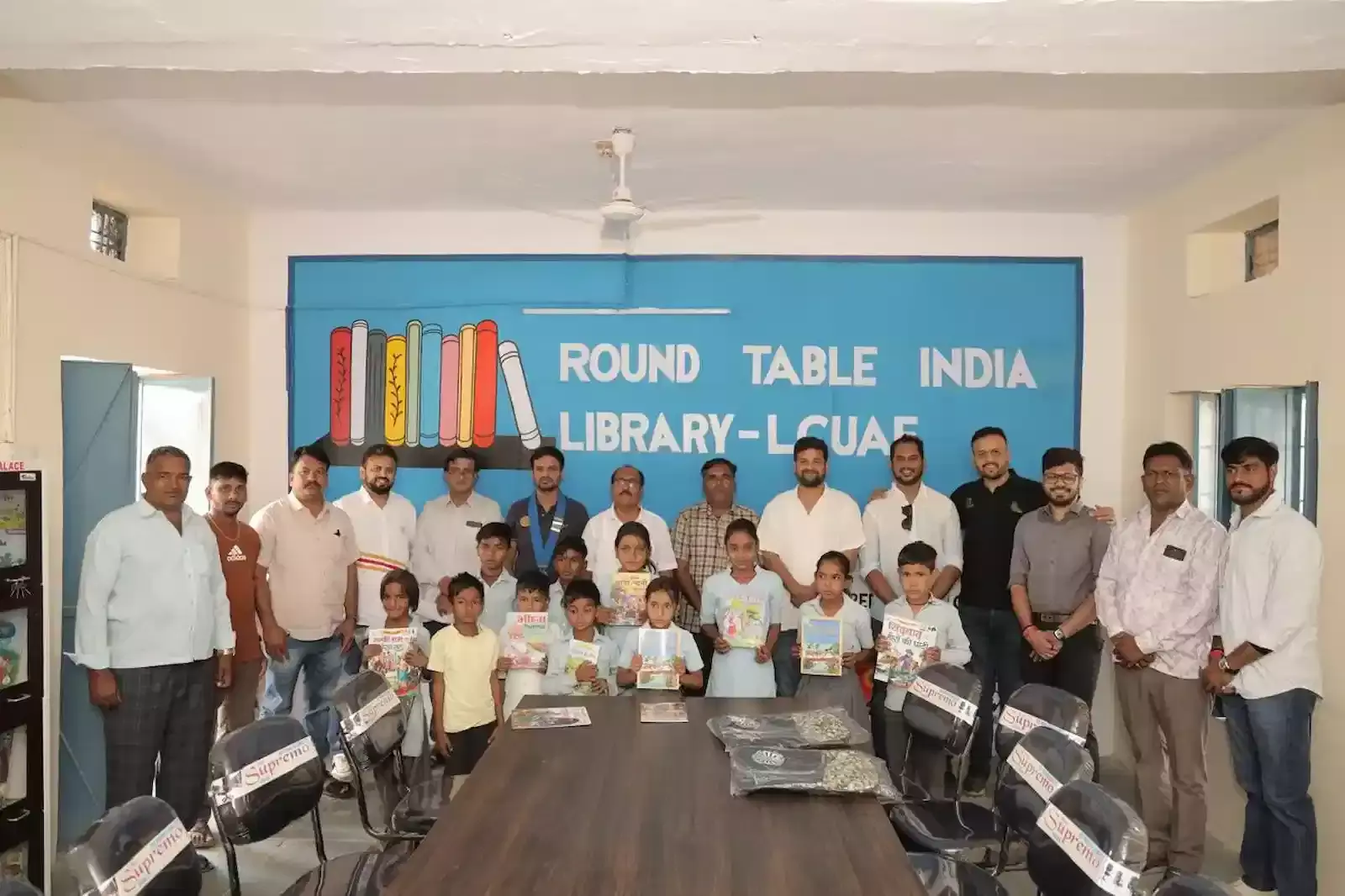 चित्तौड़गढ़ के घोसुंडी स्कूल में नवनिर्मित पुस्तकालय का फीता काटकर उद्घाटन करते हुए अतिथि और संस्था सदस्य। चित्तौड़गढ़ के घोसुंडी स्कूल में नवनिर्मित पुस्तकालय का फीता काटकर उद्घाटन करते हुए अतिथि और संस्था सदस्य।