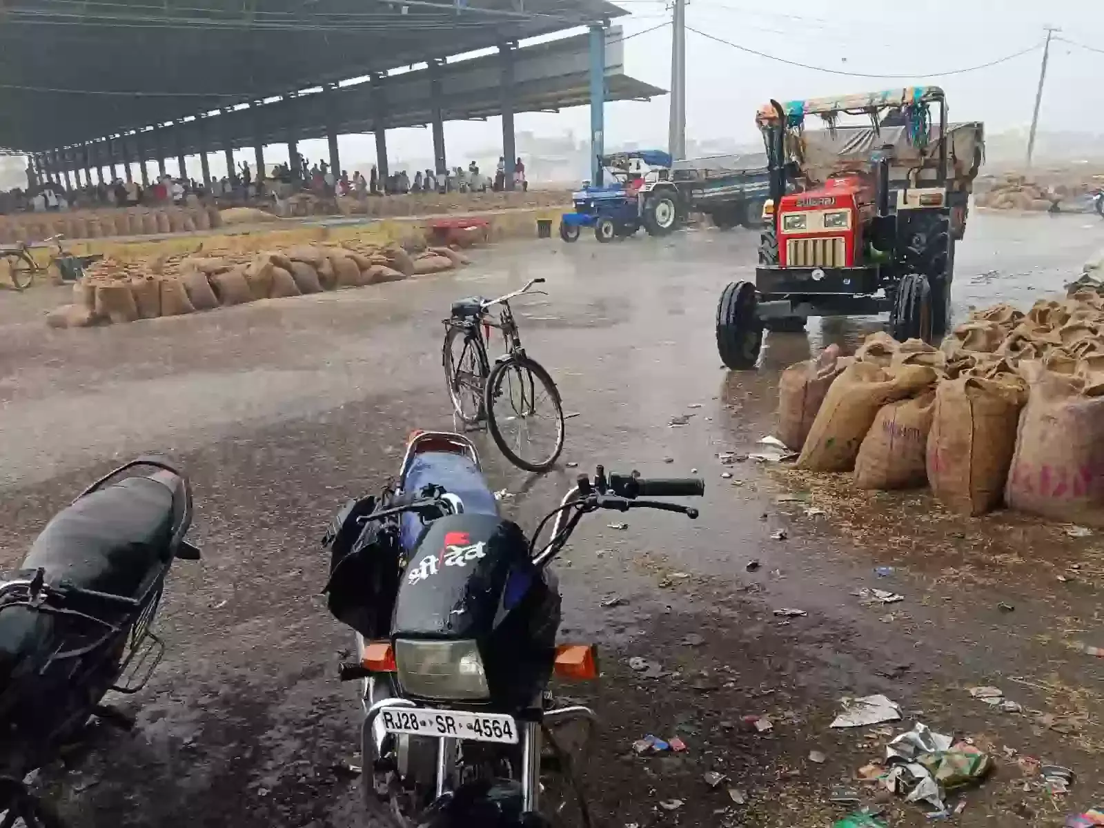 बारां की कृषि उपज मंडी में बारिश के कारण भीगी हुई गेहूं की बोरियां और अव्यवस्थित जनजीवन।