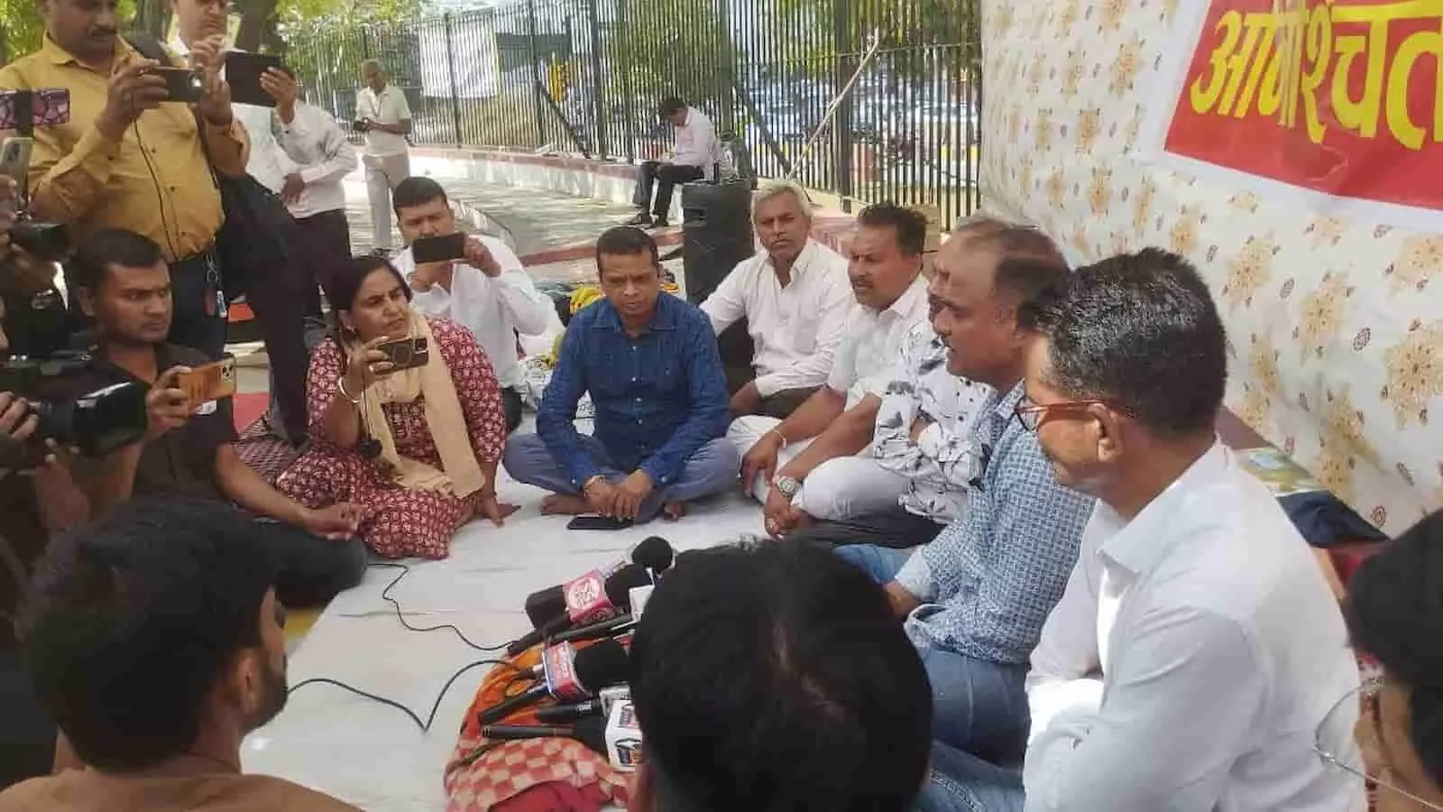जैसलमेर प्रशासनिक तानाशाही के खिलाफ जयपुर में पत्रकारों का धरना जारी जैसलमेर प्रशासनिक तानाशाही के खिलाफ जयपुर में पत्रकारों का धरना जारी