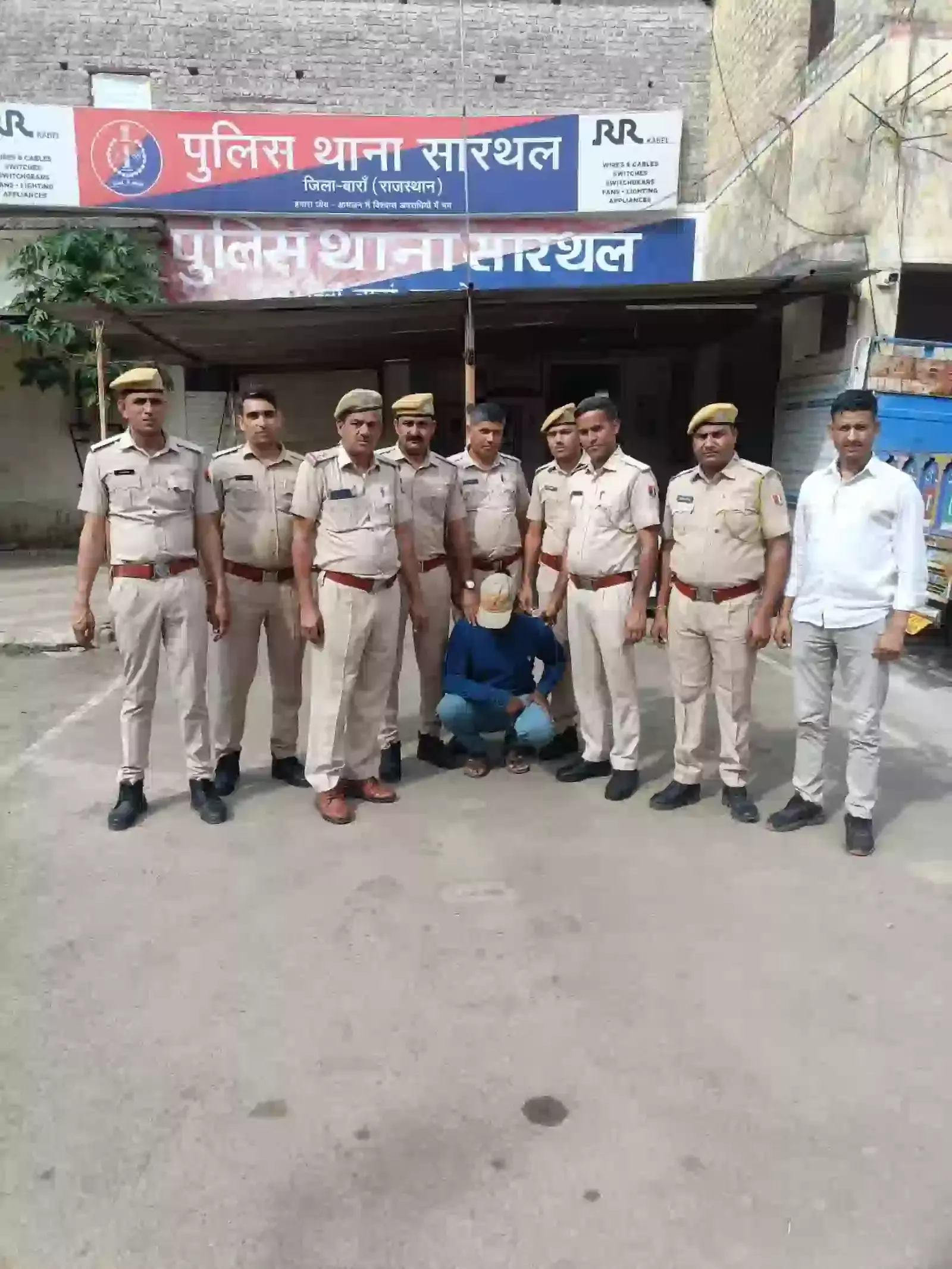 बारां पुलिस टीम की गिरफ्त में खड़ा हत्या का आरोपी रणजीत काछी जिसका दो पुलिसकर्मियों ने हाथ पकड़ा हुआ है। बारां पुलिस टीम की गिरफ्त में खड़ा हत्या का आरोपी रणजीत काछी जिसका दो पुलिसकर्मियों ने हाथ पकड़ा हुआ है।