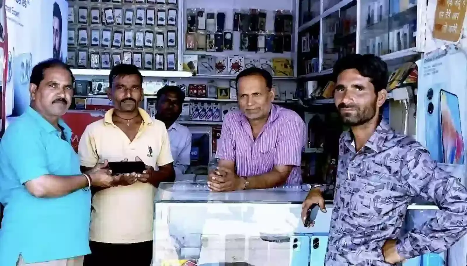 बारां में कांग्रेस सेवादल अध्यक्ष शिवशंकर यादव अंता निवासी को खोया हुआ मोबाइल फोन लौटाते हुए। बारां में कांग्रेस सेवादल अध्यक्ष शिवशंकर यादव अंता निवासी को खोया हुआ मोबाइल फोन लौटाते हुए।