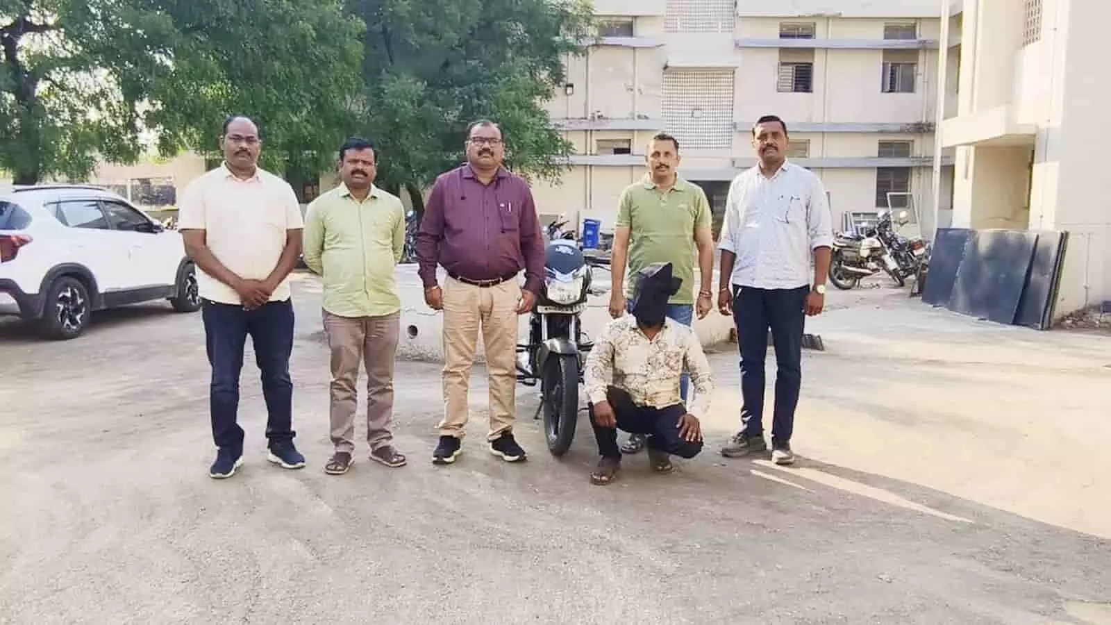 जालना: प्रणय गार्डन हत्या कांड का आरोपी 11 महीने बाद गिरफ्तार, चोरी की बाइक जब्त जालना: प्रणय गार्डन हत्या कांड का आरोपी 11 महीने बाद गिरफ्तार, चोरी की बाइक जब्त
