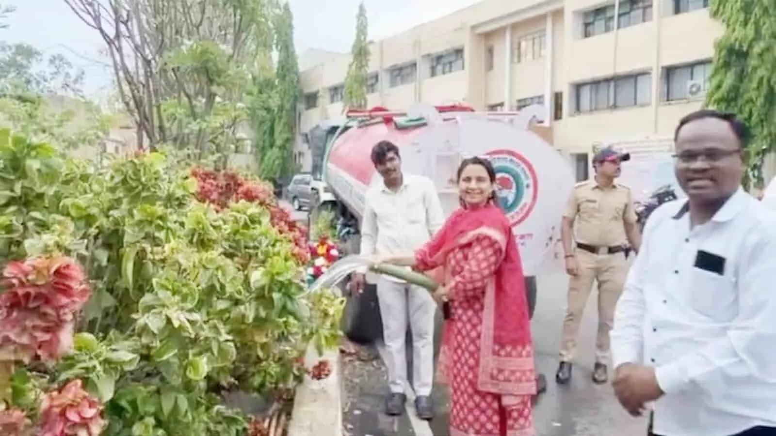 जालना: जिला अधिकारी आशिमा मित्तल ने किया वृक्ष जल सेवा अभियान का शुभारंभ जालना: जिला अधिकारी आशिमा मित्तल ने किया वृक्ष जल सेवा अभियान का शुभारंभ