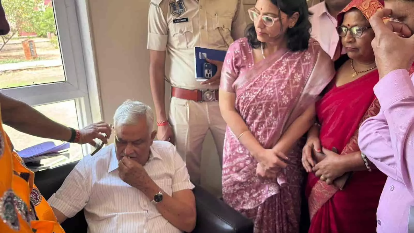 हिण्डौन सिटी: कृषि मंत्री किरोड़ी लाल मीणा को रेल ठहराव हेतु ज्ञापन सौंपा गया हिण्डौन सिटी: कृषि मंत्री किरोड़ी लाल मीणा को रेल ठहराव हेतु ज्ञापन सौंपा गया
