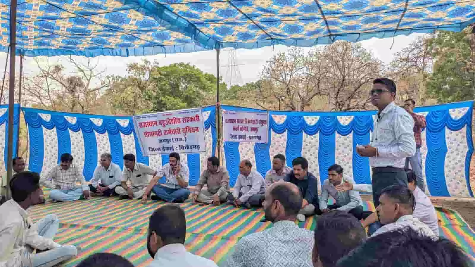 सहकारी कर्मचारियों का आर-पार का ऐलान, मांगों को लेकर हड़ताल जारी सहकारी कर्मचारियों का आर-पार का ऐलान, मांगों को लेकर हड़ताल जारी