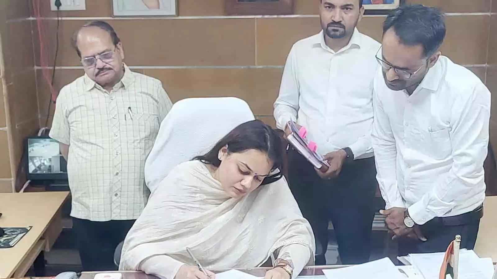 टीना डाबी ने टोंक जिला कलेक्टर का पदभार संभाला, गिनाईं अपनी प्राथमिकताएं टीना डाबी ने टोंक जिला कलेक्टर का पदभार संभाला, गिनाईं अपनी प्राथमिकताएं