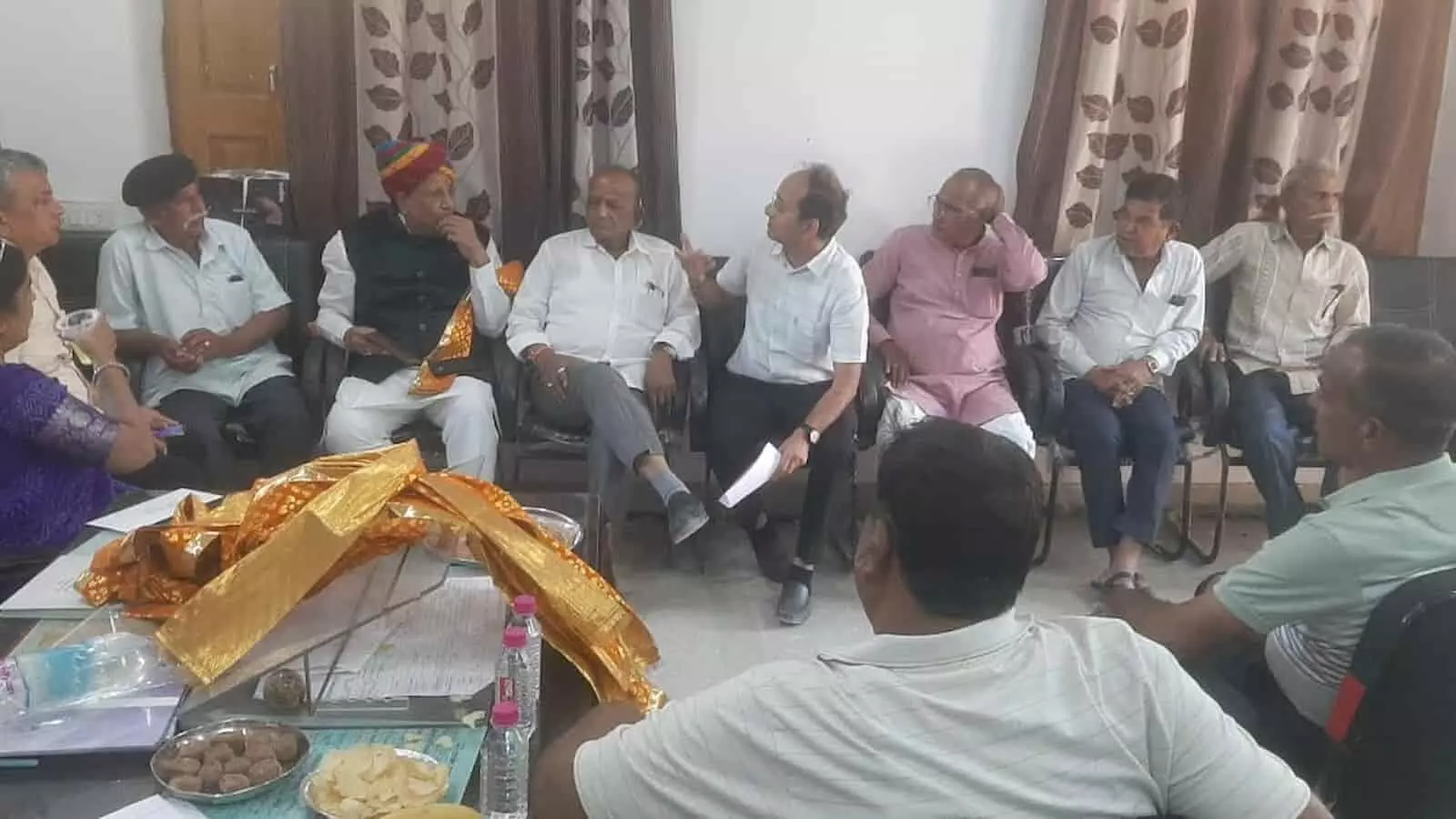 फतहनगर: भामाशाह ओपी अग्रवाल ने गोद लिया सरकारी स्कूल, शिक्षकों की कमी पर चिंता फतहनगर: भामाशाह ओपी अग्रवाल ने गोद लिया सरकारी स्कूल, शिक्षकों की कमी पर चिंता