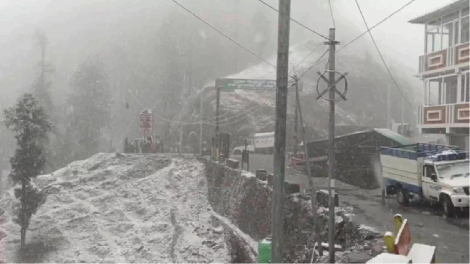 बर्फ से ढकी सड़क और पहाड़ के किनारे खड़ी गाड़ियां उत्तर भारत के पहाड़ी क्षेत्र में बर्फबारी के दौरान। बर्फ से ढकी सड़क और पहाड़ के किनारे खड़ी गाड़ियां उत्तर भारत के पहाड़ी क्षेत्र में बर्फबारी के दौरान।