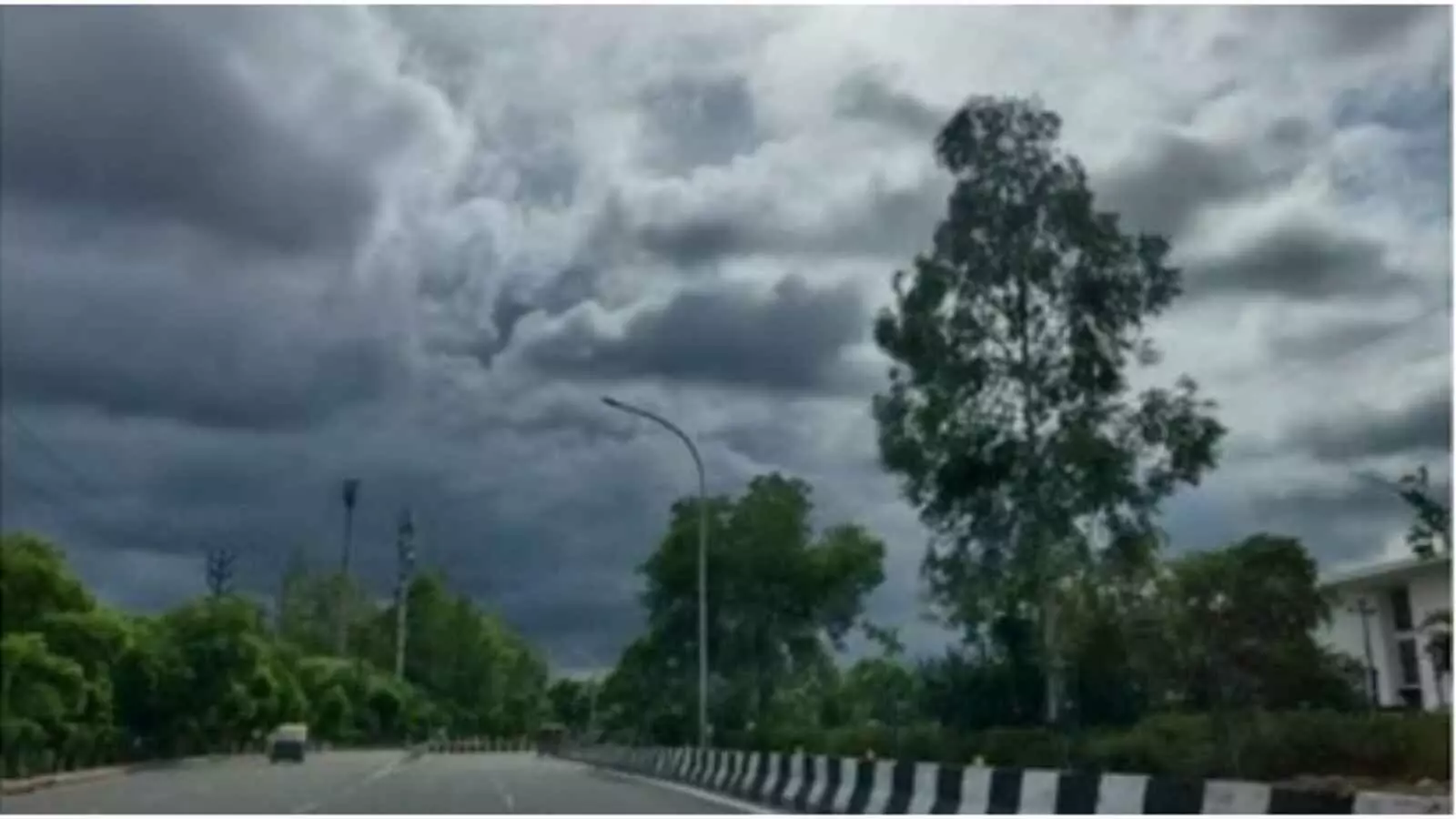 काले घने बादल और तेज लहरें दक्षिण भारत के समुद्र तट पर बारिश के मौसम को दर्शा रही हैं। काले घने बादल और तेज लहरें दक्षिण भारत के समुद्र तट पर बारिश के मौसम को दर्शा रही हैं।