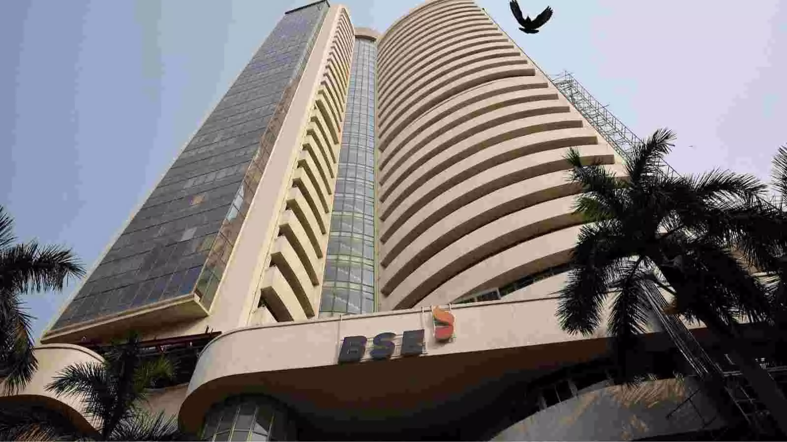 मुंबई में बॉम्बे स्टॉक एक्सचेंज की बहुमंजिला इमारत और उस पर लगा बीएसई का लोगो। मुंबई में बॉम्बे स्टॉक एक्सचेंज की बहुमंजिला इमारत और उस पर लगा बीएसई का लोगो।
