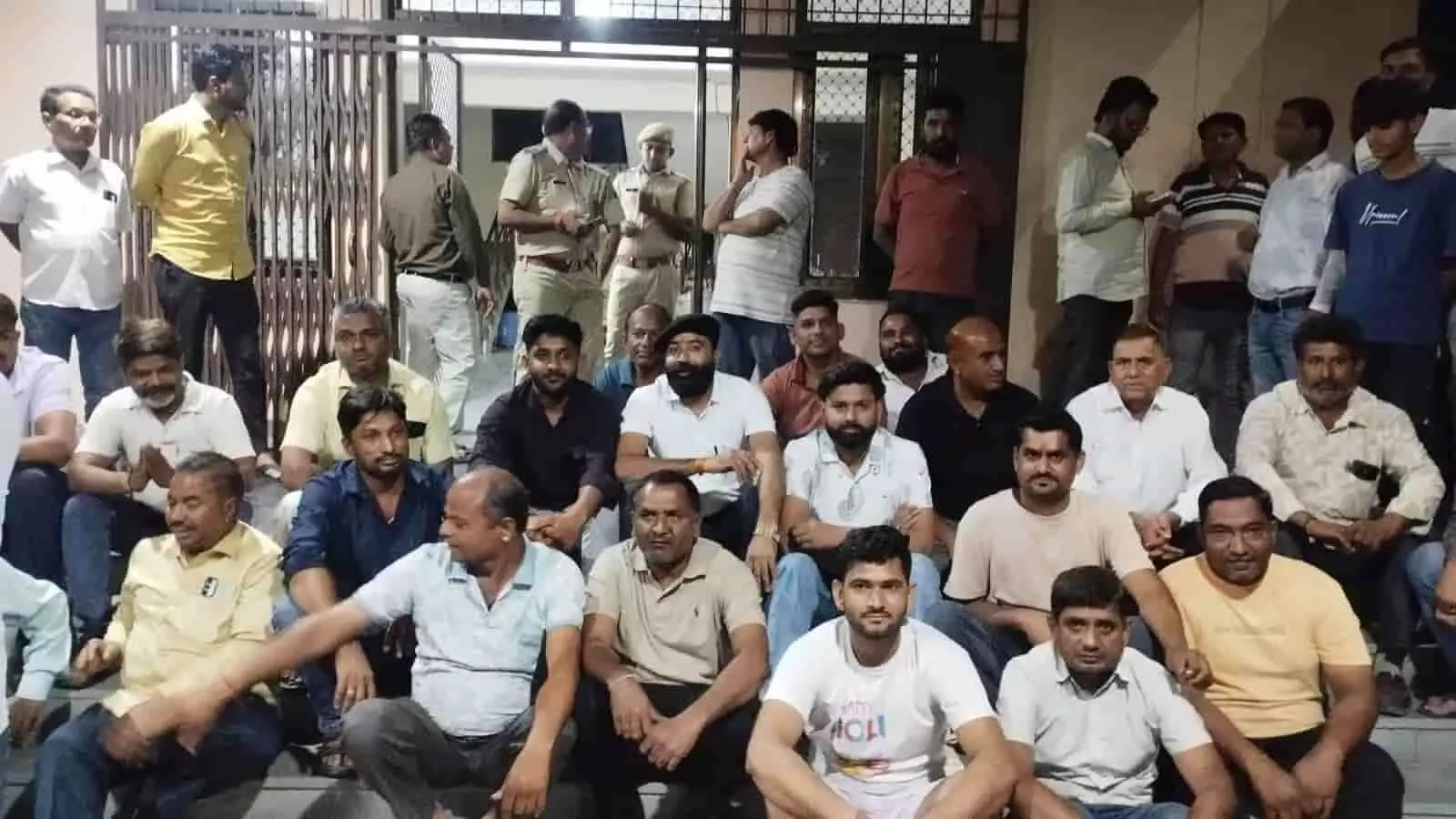 सोजत में युवक पर जानलेवा हमला: माली समाज ने किया थाने का घेराव सोजत में युवक पर जानलेवा हमला: माली समाज ने किया थाने का घेराव
