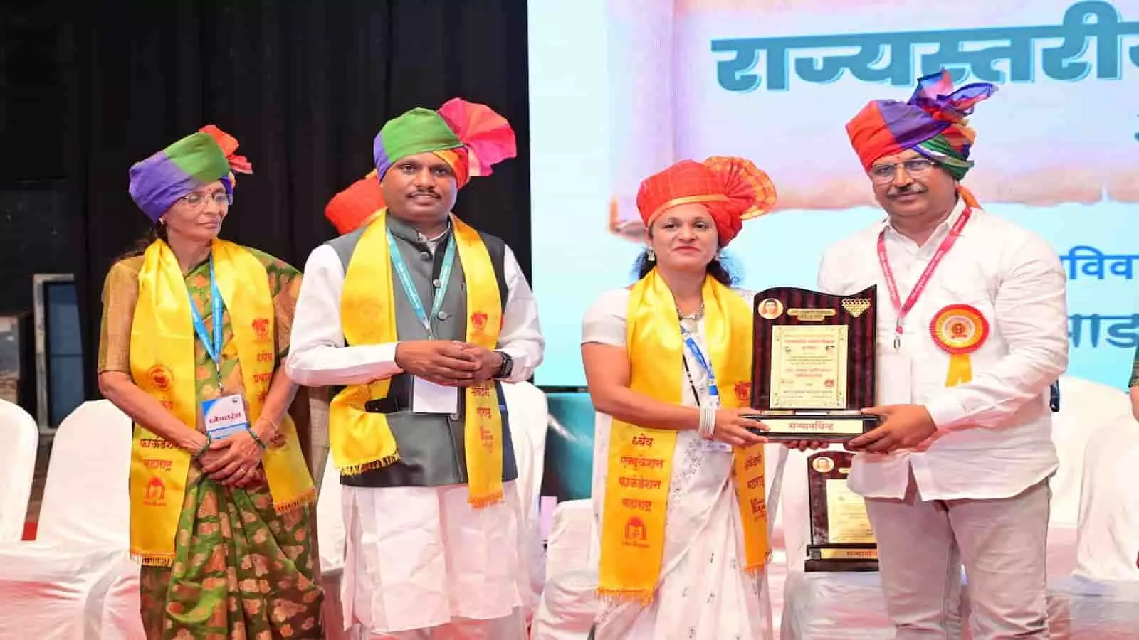 मोहिनी देशमुख को राज्य स्तरीय आदर्श शिक्षक पुरस्कार, पुणे में हुईं सम्मानित मोहिनी देशमुख को राज्य स्तरीय आदर्श शिक्षक पुरस्कार, पुणे में हुईं सम्मानित
