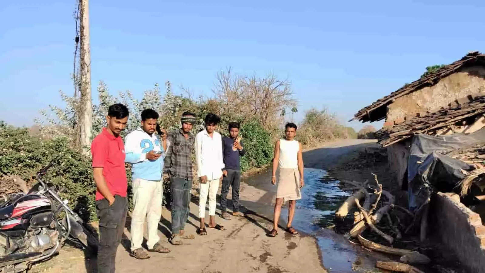 सलूम्बर: लसाडिया की घाटा पंचायत में जल जीवन मिशन ठप, ग्रामीणों ने दी घेराव की चेतावनी सलूम्बर: लसाडिया की घाटा पंचायत में जल जीवन मिशन ठप, ग्रामीणों ने दी घेराव की चेतावनी