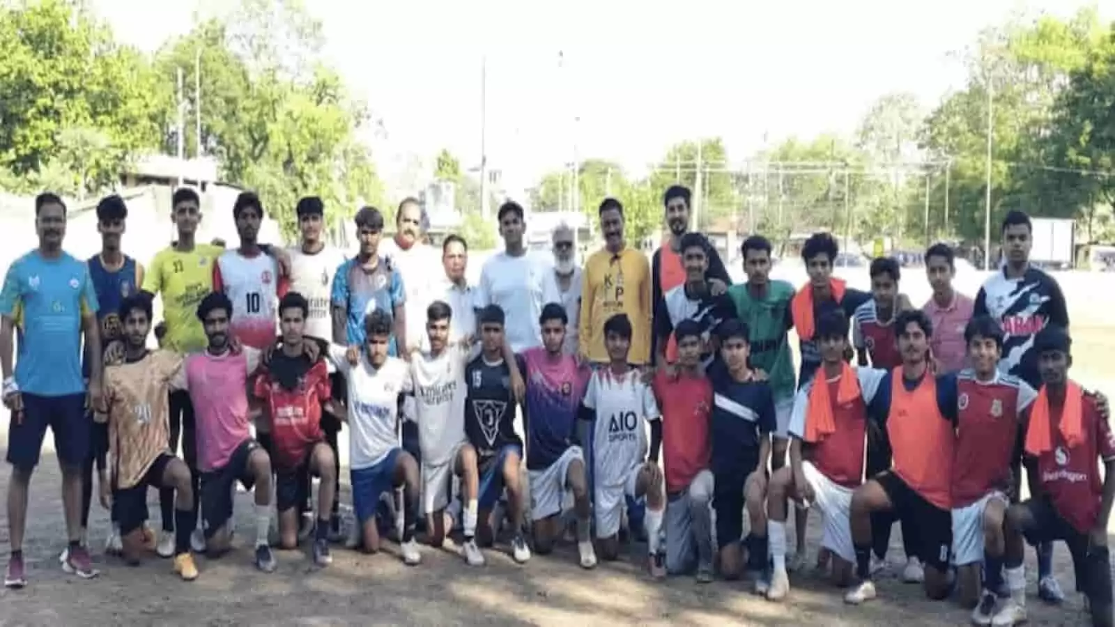 बारां: एसपी अभिषेक अंदासु ने खिलाड़ियों के साथ खेला फुटबॉल मैच, दिया संदेश बारां: एसपी अभिषेक अंदासु ने खिलाड़ियों के साथ खेला फुटबॉल मैच, दिया संदेश