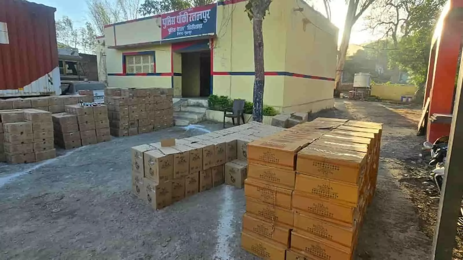 डूंगरपुर: ट्रक के गुप्त चैम्बर से 50 लाख की अवैध शराब जब्त, दो गिरफ्तार