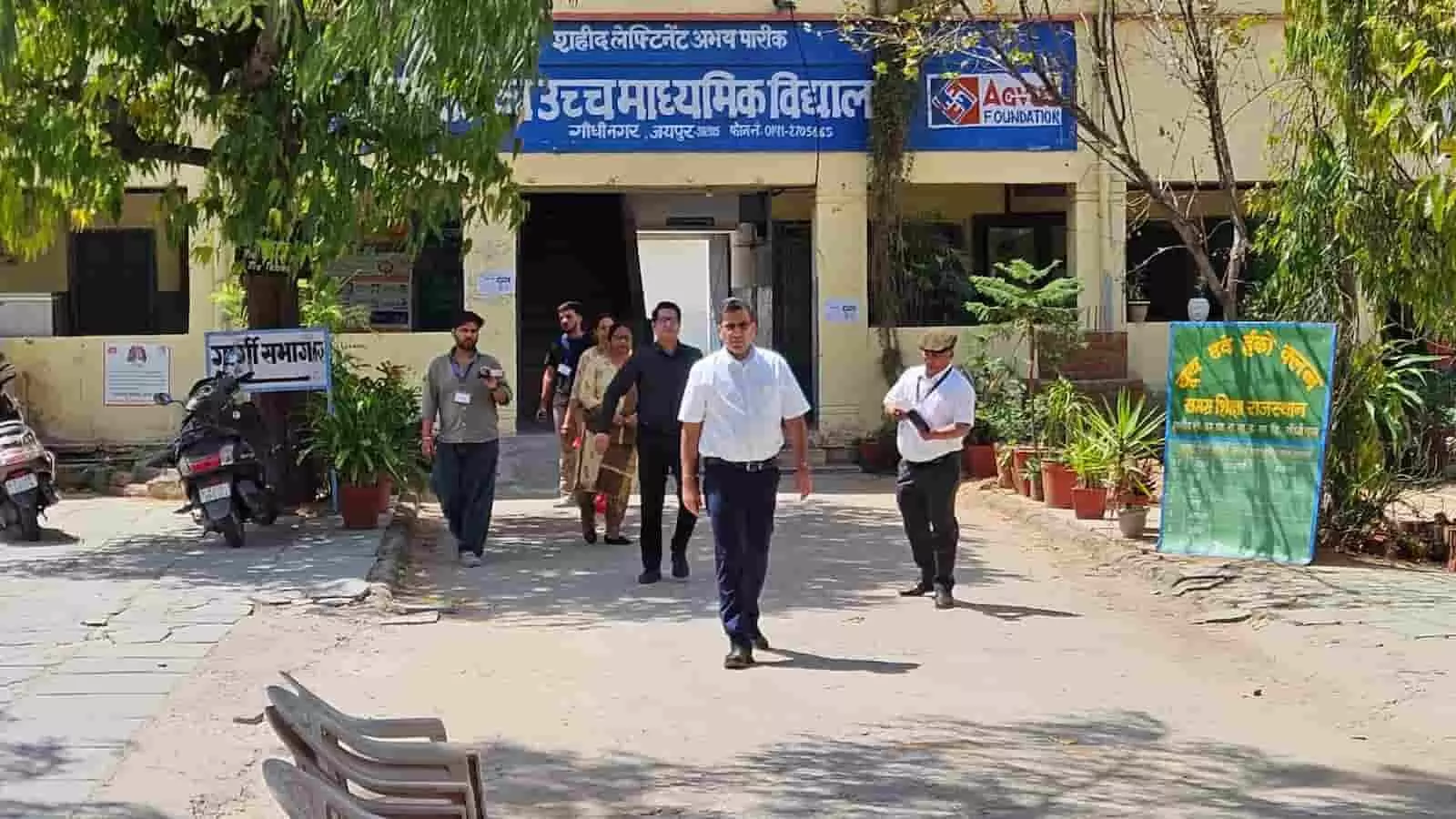 जयपुर: उप निरीक्षक भर्ती परीक्षा के पहले दिन 55% उपस्थिति, कलक्टर ने लिया जायजा जयपुर: उप निरीक्षक भर्ती परीक्षा के पहले दिन 55% उपस्थिति, कलक्टर ने लिया जायजा
