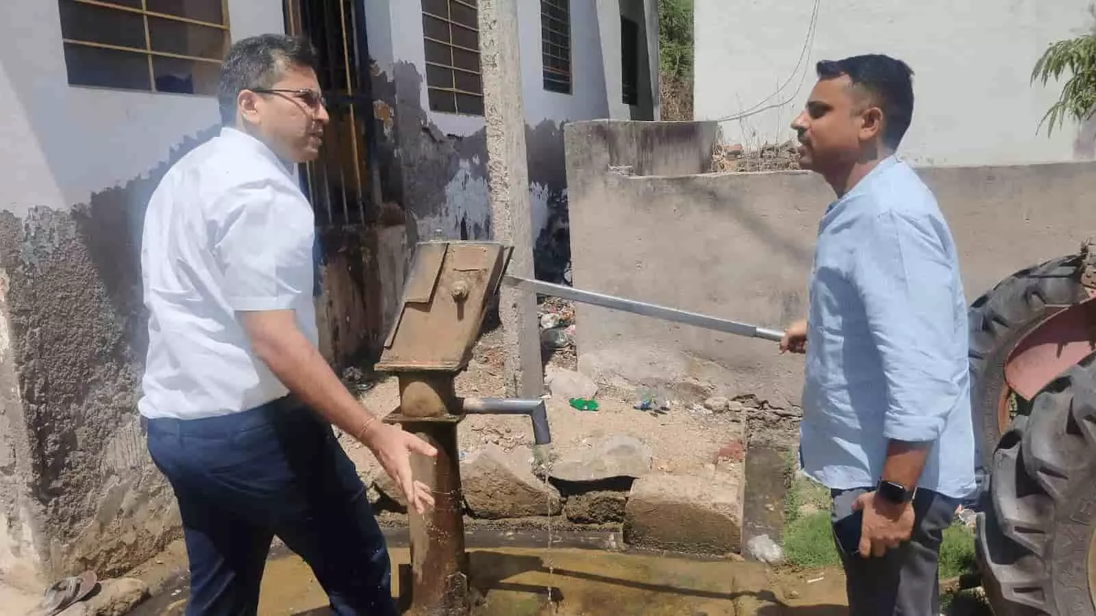 जयपुर पेयजल संकट: कलेक्टर संदेश नायक ने दिए 48 घंटे में खराब हैंडपंप सुधारने के निर्देश जयपुर पेयजल संकट: कलेक्टर संदेश नायक ने दिए 48 घंटे में खराब हैंडपंप सुधारने के निर्देश
