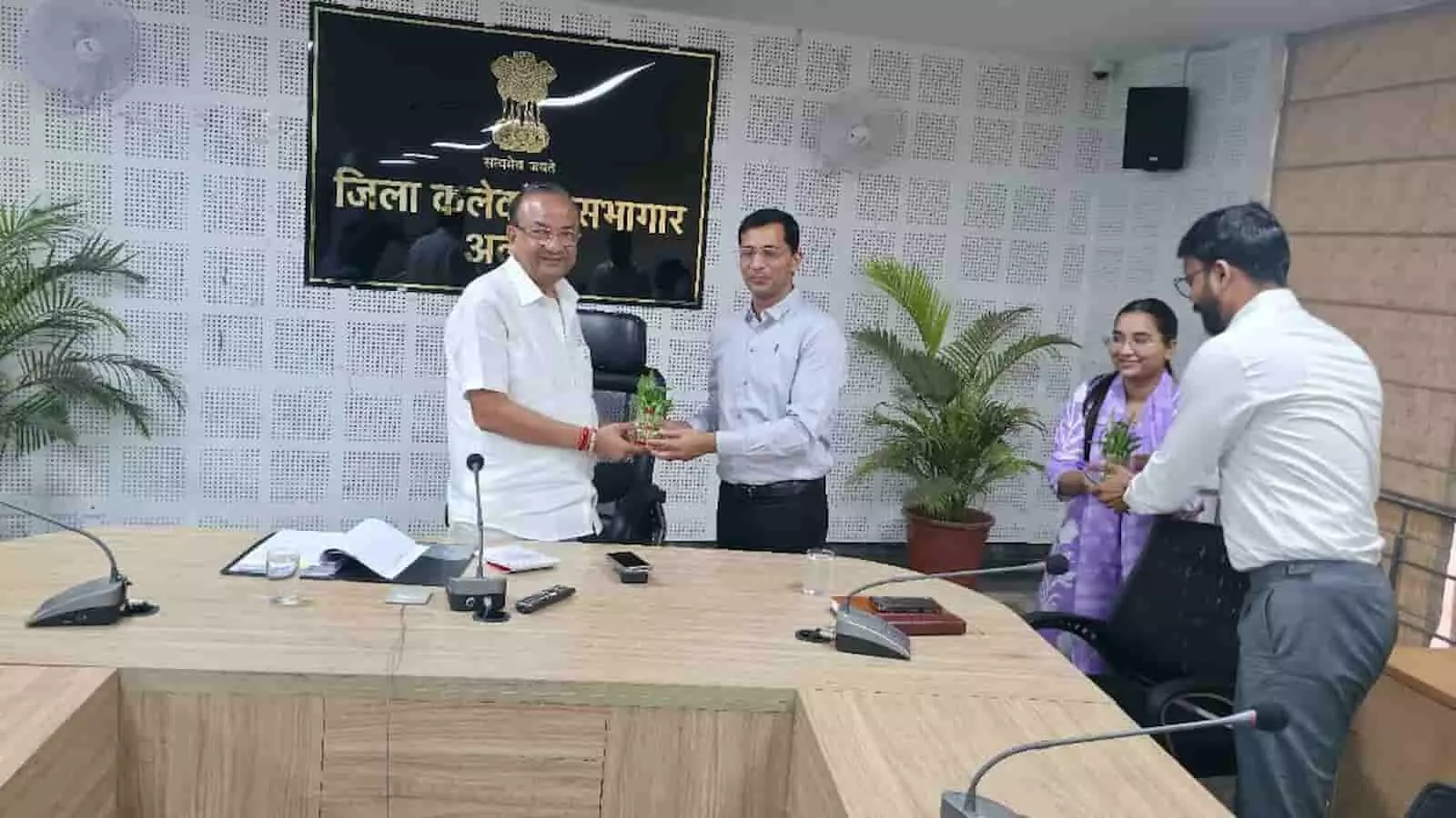 अलवर: के.के. गुप्ता ने स्वच्छता को जन आंदोलन बनाने का दिया निर्देश अलवर: के.के. गुप्ता ने स्वच्छता को जन आंदोलन बनाने का दिया निर्देश