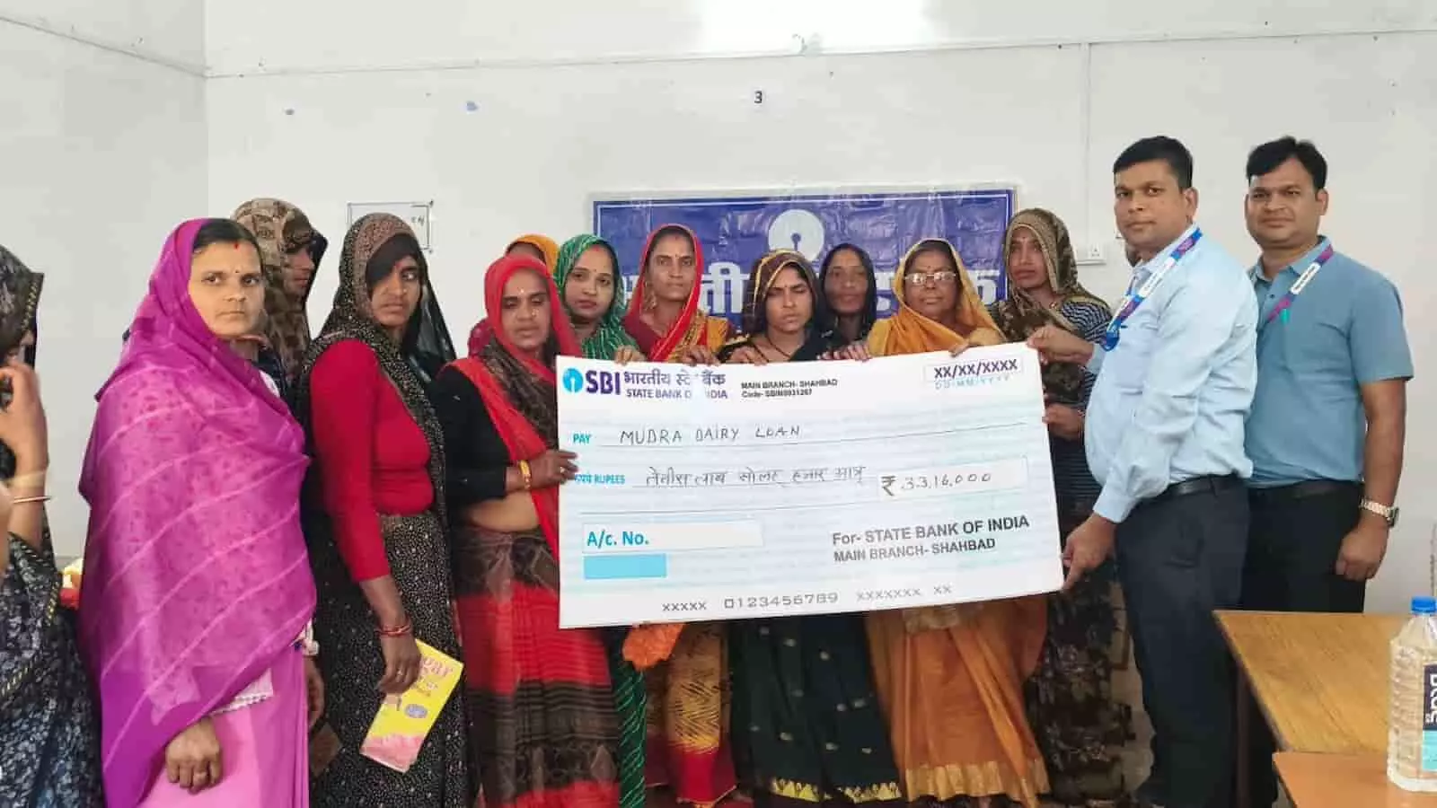 बारां: मुद्रा लोन से 19 महिलाओं को मिला डेयरी प्रोजेक्ट का लाभ, संकल्प सोसाइटी में वितरण बारां: मुद्रा लोन से 19 महिलाओं को मिला डेयरी प्रोजेक्ट का लाभ, संकल्प सोसाइटी में वितरण
