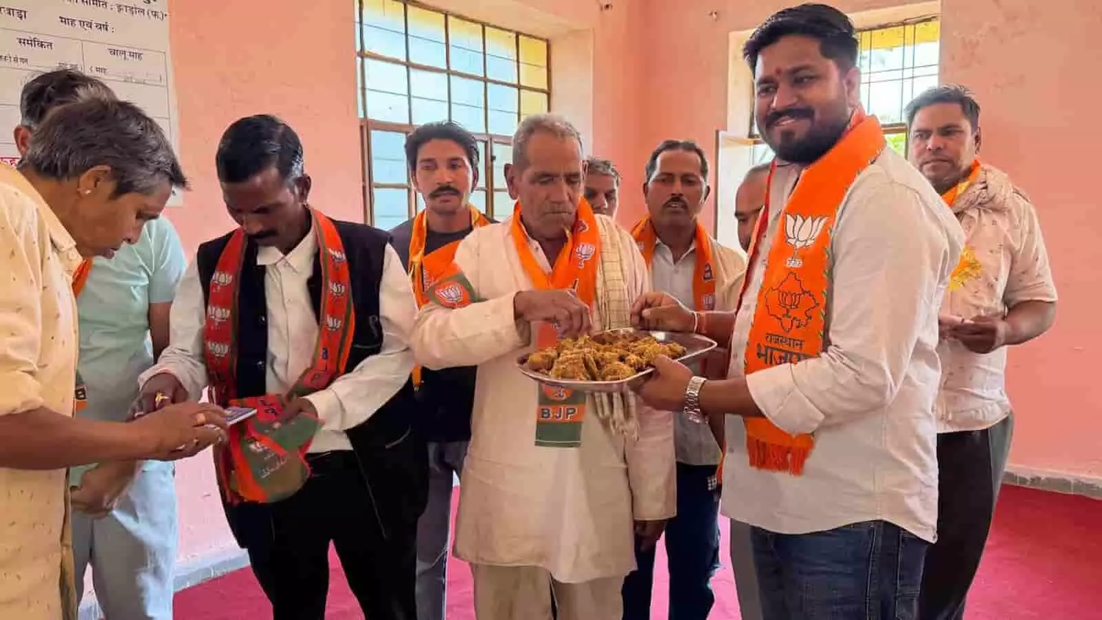 झाड़ोल: अडोल के झर महादेव मंदिर में मनाया गया भाजपा का 47वां स्थापना दिवस झाड़ोल: अडोल के झर महादेव मंदिर में मनाया गया भाजपा का 47वां स्थापना दिवस