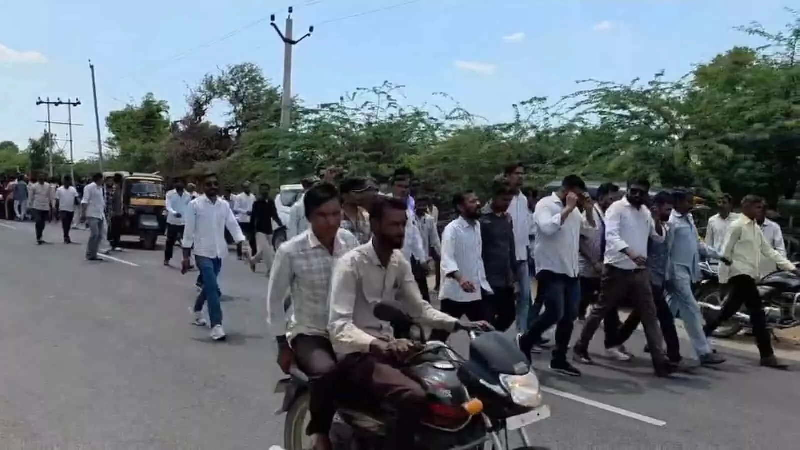 कालन्द्री थानाधिकारी की टिप्पणी पर बवाल, ग्रामीणों ने थाने का घेराव कर की निलंबन की मांग कालन्द्री थानाधिकारी की टिप्पणी पर बवाल, ग्रामीणों ने थाने का घेराव कर की निलंबन की मांग