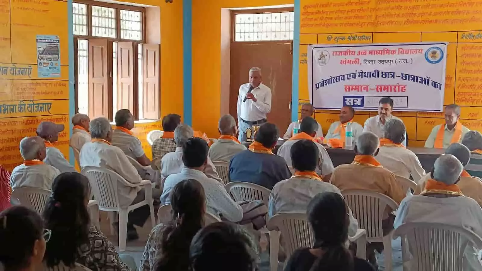 फतहनगर: खेमली में मेधावी छात्रों का सम्मान, अभिभावकों ने ली बच्चों को स्कूल भेजने की शपथ फतहनगर: खेमली में मेधावी छात्रों का सम्मान, अभिभावकों ने ली बच्चों को स्कूल भेजने की शपथ