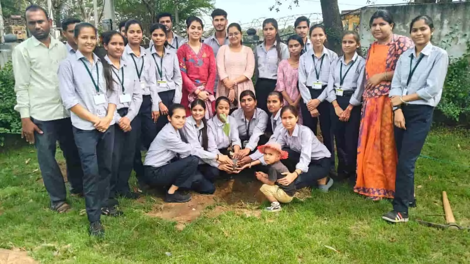 आदर्श आयुष इंस्टिट्यूट में औषधीय वृक्षारोपण: उदयपुर में छात्रों ने लिए 30 पौधे गोद आदर्श आयुष इंस्टिट्यूट में औषधीय वृक्षारोपण: उदयपुर में छात्रों ने लिए 30 पौधे गोद
