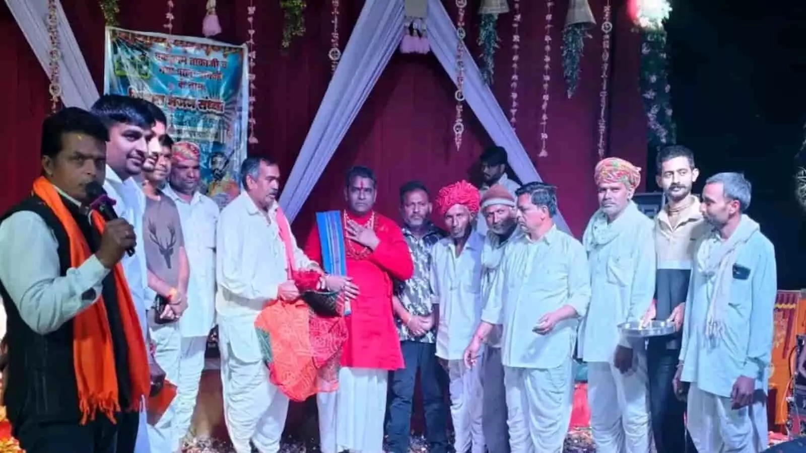 ईंटाली में ताकाजी बावजी की भव्य भजन संध्या, झांकियों ने बांधा समां ईंटाली में ताकाजी बावजी की भव्य भजन संध्या, झांकियों ने बांधा समां