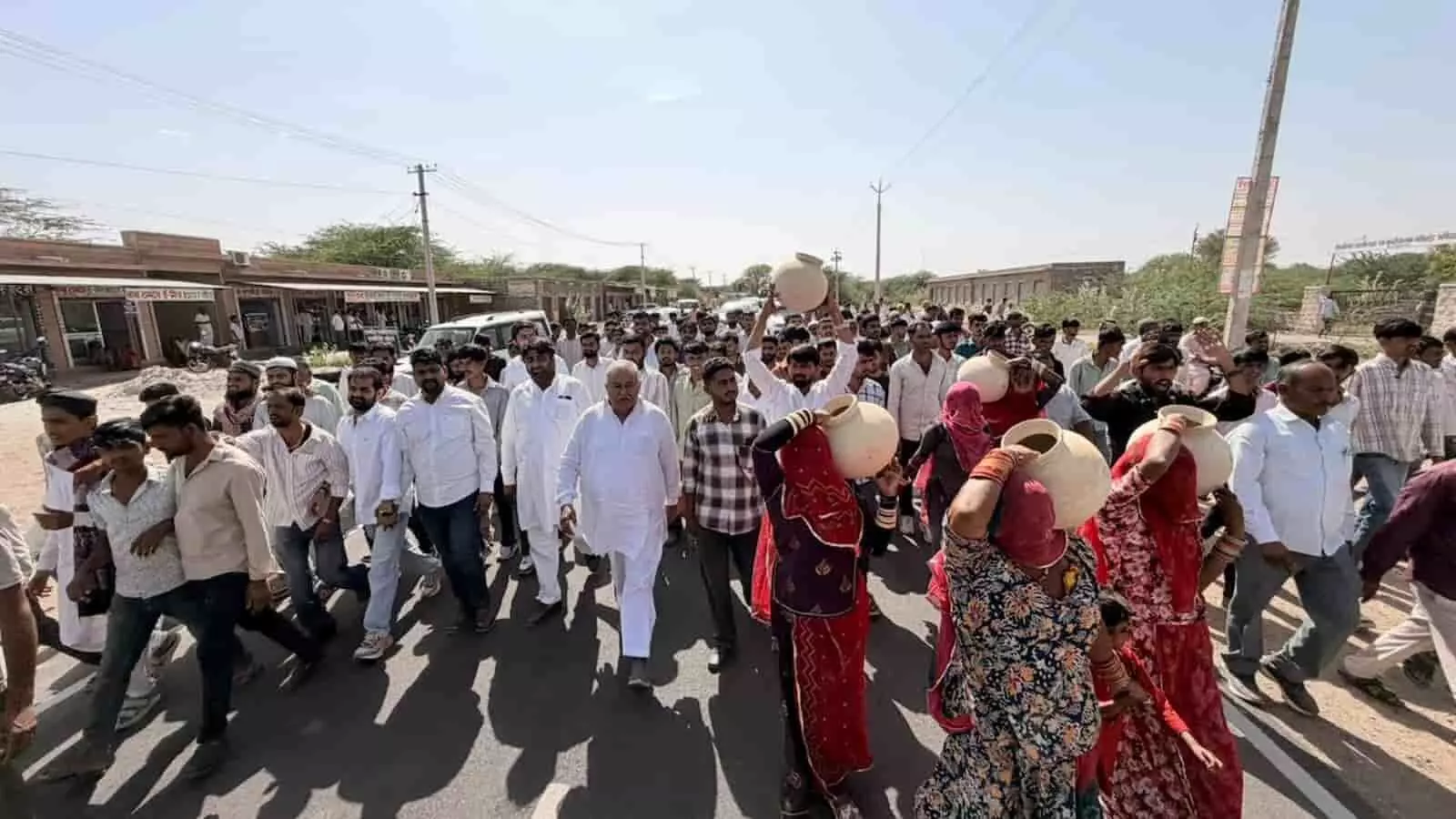 पोकरण एसडीएम कार्यालय के बाहर मटका फोड़कर विरोध प्रदर्शन करतीं महिलाएं और कांग्रेस कार्यकर्ता। पोकरण एसडीएम कार्यालय के बाहर मटका फोड़कर विरोध प्रदर्शन करतीं महिलाएं और कांग्रेस कार्यकर्ता।