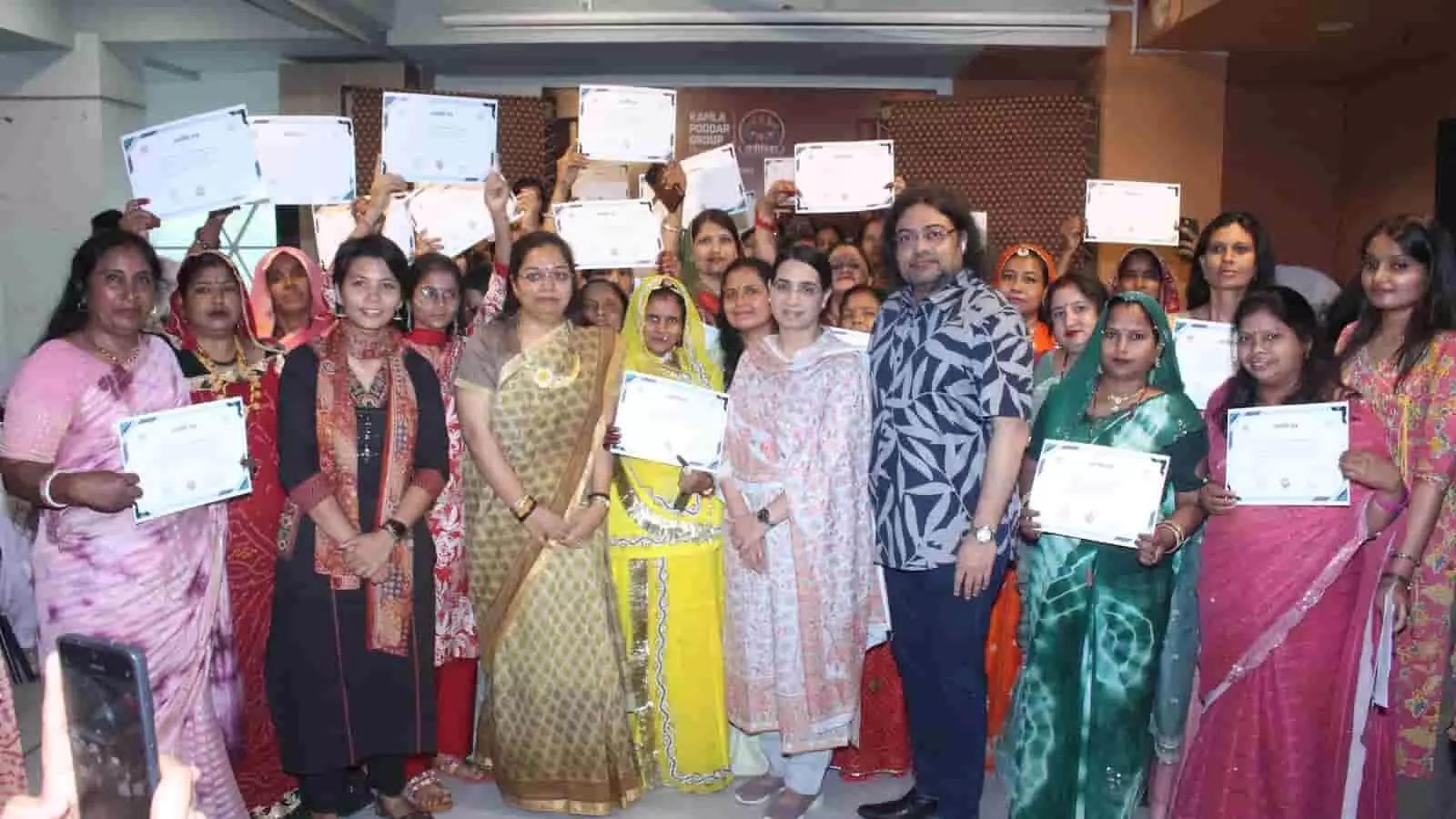 आत्मनिर्भर धागे: जयपुर में ग्रामीण महिलाओं ने रैंप पर बिखेरा हुनर आत्मनिर्भर धागे: जयपुर में ग्रामीण महिलाओं ने रैंप पर बिखेरा हुनर