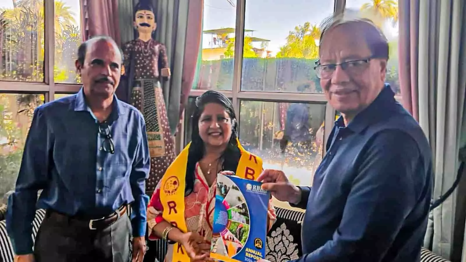 माउंट आबू में राजस्थान बाल कल्याण समिति के पदाधिकारी गीता अग्रवाल को प्रशस्ति पत्र सौंपते हुए।
